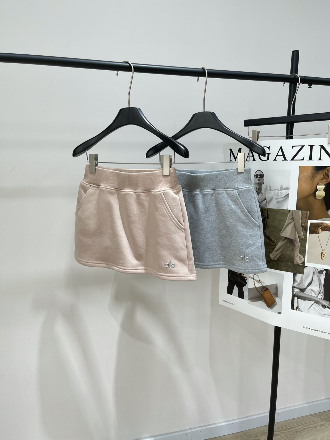 NO:474755,【alo light-colored casual sweat skirt】, fabric fleece cotton, color pink, light gray, and it was tightly grasped by Alo yoga's small skirt!  Baby boys, Alo yoga has made a big move again!  The newly released small skirt is simply the standard for fairies to come to earth. The fabric is skin-friendly and breathable. It is completely unrestrained when wearing it. It is very easy to do all kinds of large-scale movements. The style design is superb, perfectly modifying the body curve. Whether it is a pear-shaped or an apple-shaped figure, it can be highlighted with concave and convexity. The color is also super positive. When you go out on the street, you will be matched with a simple T-shirt or a small top. The turnover rate is simply amazing. Sisters who like sports and pursue fashion must be thrilled!  Flat size (with anti-exposure lining) S waist circumference 66 elasticity, hip circumference 94, skirt length 34 M waist circumference 70 elasticity, hip circumference 98, skirt length 35 L waist circumference 74 elasticity, hip circumference 102, skirt length 36 Manual measurement will have 2~3cm errors within the normal range, skirt, , skirt , , tees, t-shirt, alexander wang19860909【alo浅色休闲卫半裙】 ,面料抓绒棉料 颜色肉粉色、浅灰色 被Alo yoga这条小裙子拿捏得死死的！ 宝子们,Alo yoga又放大招啦！ 新出的小裙子简直是仙女下凡标配. 面料亲肤又透气,穿着它运动完全没束缚感 做各种大幅度动作都超轻松 而且版型设计超绝,完美修饰身材曲线 不管是梨形还是苹果型身材 都能被衬托得凹凸有致. 颜色也超正,日常出街搭配简单的T恤或者小上衣 那回头率简直爆表 喜欢运动又追求时尚的姐妹,这条小裙子必须冲！ 平铺尺码（有防走光内衬） S腰围66弹力,臀围94,裙长34 M腰围70弹力,臀围98,裙长35 L腰围74弹力,臀围102,裙长36 手工测量会有2~3cm误差属于正常范围,,skirts,tees，t-shirt,alexander wang,Women's clothing