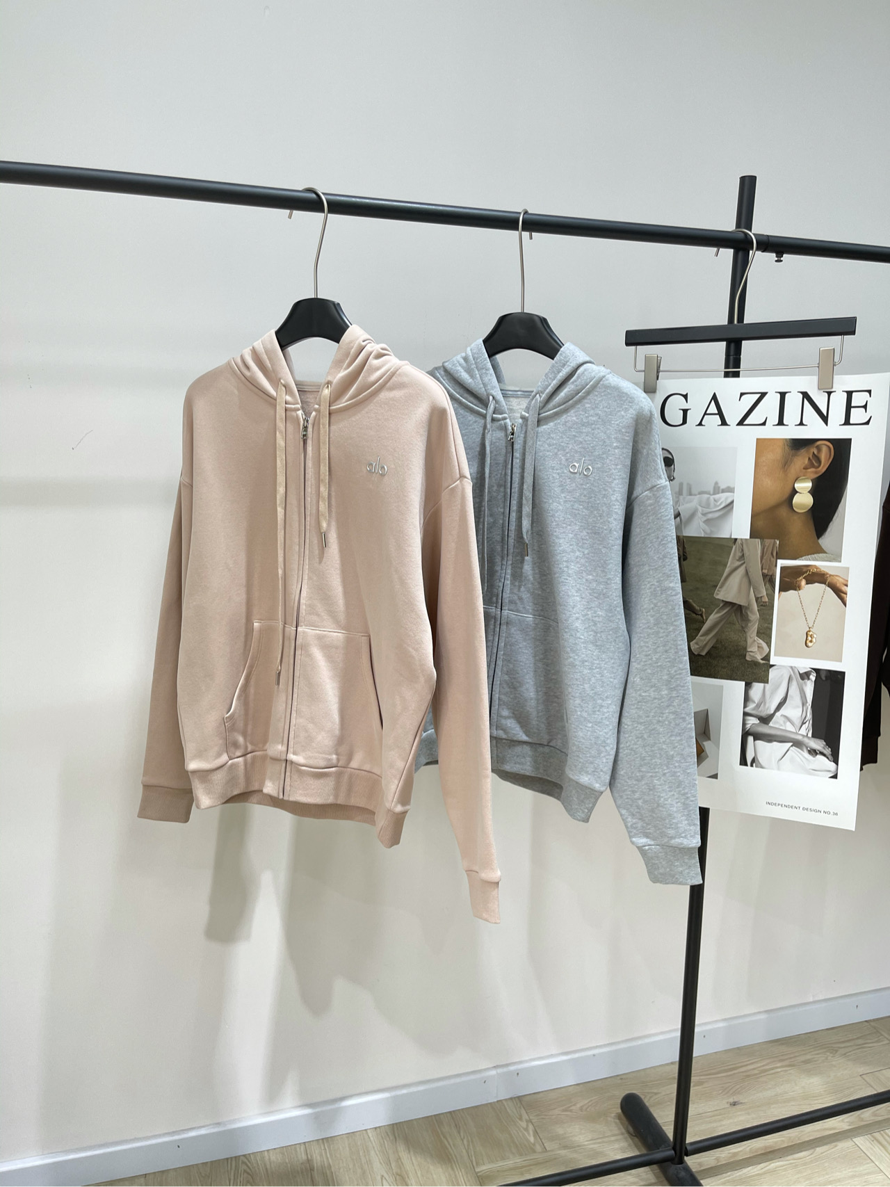 NO:474764,[alo light-colored hooded zipper sweatshirt coat], fabric fleece cotton, color meat pink, light gray alo25FW autumn and winter new style casual style hooded sweatshirt coat, high-end production!  Fleece hooded sweatshirts must be used in autumn and winter, and are also suitable for fashionable and stylish combinations. YB uniform high-weight cotton material is invincible in texture. The fabric is very soft and easy to wear. It is full of beautiful and sporty feeling. It looks good when paired with random combinations. Flat size S shoulder width 56, bust 114, 61, sleeve length 55 M shoulder width 57, bust 118, 62, sleeve length 56 L shoulder width 58, bust 122, 63, sleeve length 57. Manual measurement will have 2~3cm errors that fall into the normal range, hoodie, sweatshirts, jackets & coats, hats, alexander wang19860909【alo浅色连帽拉链卫衣外套】 ,面料抓绒棉料 颜色肉粉色、浅灰色 alo25FW秋冬新款 休闲风连帽卫衣外套 高版出品！抓绒连帽卫衣 秋冬一定要入 也很适合时髦精的多种叠穿搭配 yb一致高克重棉料质感无敌 面料非常柔软好穿 随意搭配都是满满的美高运动感 减龄好看 平铺尺码 S肩宽56,胸围114,衣长61,袖长55 M肩宽57,胸围118,衣长62,袖长56 L肩宽58,胸围122,衣长63,袖长57 手工测量会有2~3cm误差属于正常范围,,hoodie,sweatshirts,jackets & coats,hats,alexander wang,Women's clothing