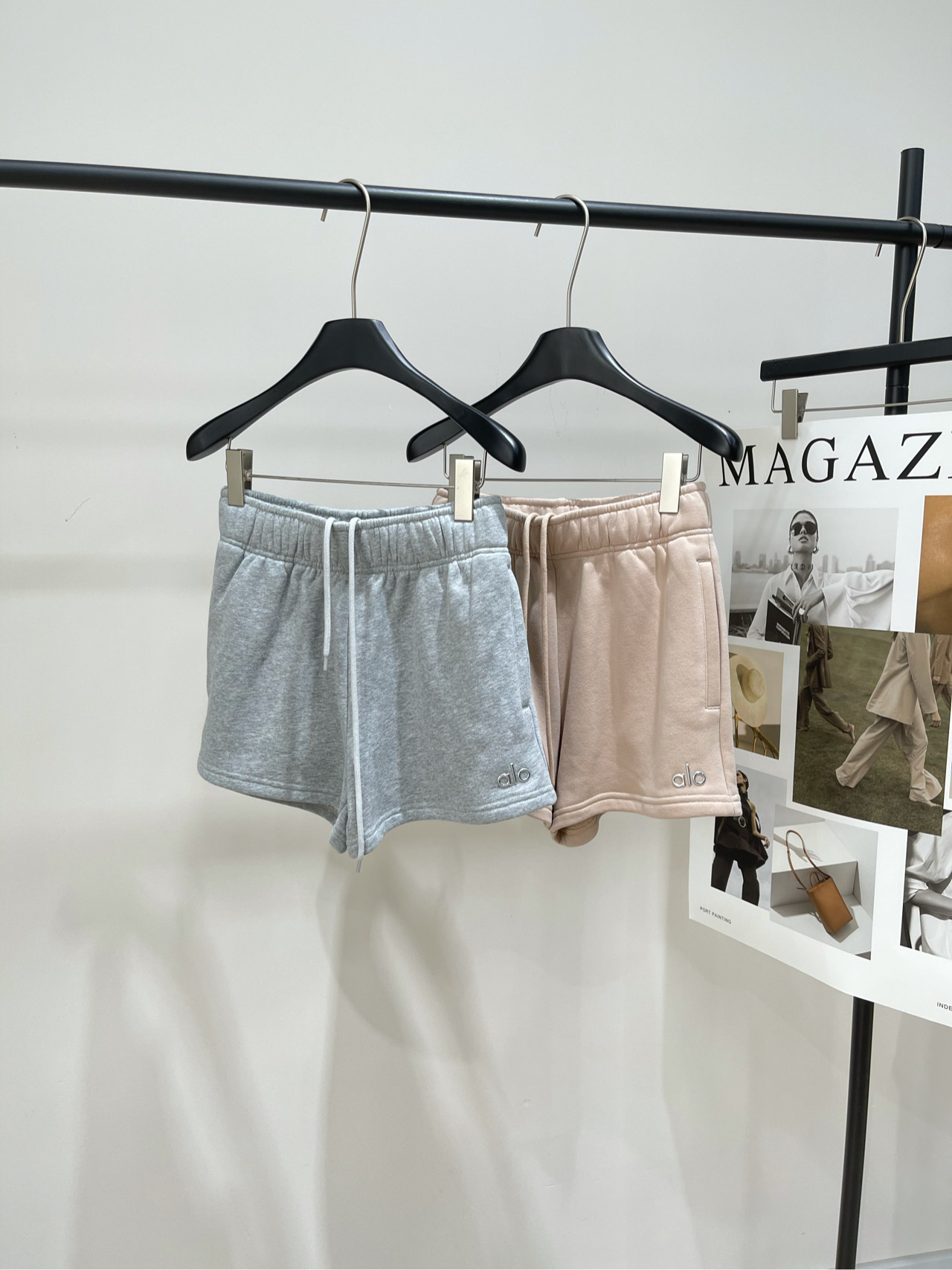 NO:474774,【alo light-colored casual wardrobe shorts】, fabric fleece cotton, color pink, light gray, and this shorts are tightly grasped by Alo yoga!  Baby boys, Alo yoga has made a big move again!  The fabric is skin-friendly and breathable, and it is completely free of restraint when wearing it. It is very easy to do all kinds of large-scale movements. The style design is super amazing, perfectly modifying the body curve. Whether it is a pear-shaped or an apple-shaped figure, it can be highlighted with concave and convexity. The color is also super positive. When you go out on the street, you will be matched with a simple T-shirt or a small top. The turnover rate is simply amazing. Sisters who like sports and pursue fashion must be thrust!  Flat size S waist circumference 66 elasticity, hip circumference 98, trousers length 36 M waist circumference 70 elasticity, hip circumference 102, trousers length 37 L waist circumference 74 elasticity, hip circumference 106, skirt length 38 Manual measurement will have 2~3cm errors within the normal range, skirt circumference, skirt circumference, skirt circumference, skirt circumference, skirt circumference, skirt circumference, skirt circumference, skirt circumference, skirt circumference, skirt circumference, skirt circumference, skirt circumference, skirt circumference, skirt circumference, skirt circumference, skirt circumference, skirt circumference, skirt circumference, skirt circumference, skirt circumference, skirt circumference, skirt circumference, skirt circumference, skirt circumference, skirt circumference, skirt circumference, skirt circumference, skirt circumference, skirt circumference, skirt circumference, skirt circumference, skirt circumference, skirt circumference, skirt circumference, skirt circumference, skirt circumference, skirt circumference, skirt circumference, skirt circumference, skirt circumference, skirt circumference, skirt circumference, skirt circumference, skirt circumference, skirt circumference, skirt circumference, skirt circumference, skirt circumference, skirt circumference, skirt circumference, skirt circumference, skirt circumference, skirt circumference, skirt circumference, skirt circumference, skirt circumference, skirt circumference, skirt circumference, skirt circumference, skirt circumference, skirt circumference, skirt circumference, skirt circumference, skirt circumference, skirt circumference, skirt circumference, skirt circumference, skirt circum19860909【alo浅色休闲卫短裤】 ,面料抓绒棉料 颜色肉粉色、浅灰色 被Alo yoga这条短裤拿捏得死死的！ 宝子们,Alo yoga又放大招啦！ 面料亲肤又透气,穿着它运动完全没束缚感 做各种大幅度动作都超轻松 而且版型设计超绝,完美修饰身材曲线 不管是梨形还是苹果型身材 都能被衬托得凹凸有致. 颜色也超正,日常出街搭配简单的T恤或者小上衣 那回头率简直爆表 喜欢运动又追求时尚的姐妹,这条短裤必须冲！ 平铺尺码 S腰围66弹力,臀围98,裤长36 M腰围70弹力,臀围102,裤长37 L腰围74弹力,臀围106,裙长38 手工测量会有2~3cm误差属于正常范围,,skirts,shorts,tees，t-shirt,alexander wang,Women's clothing