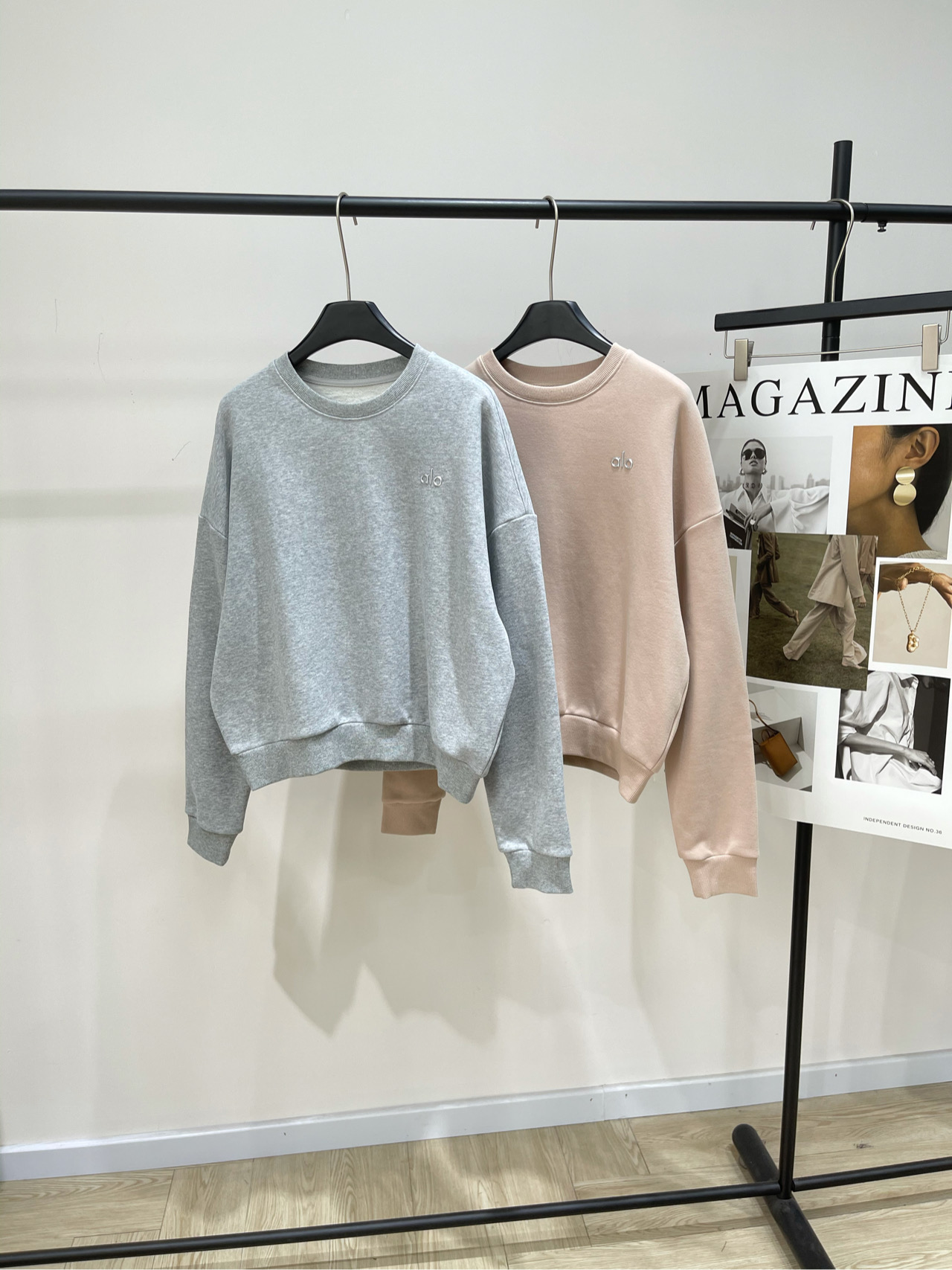 NO:474780,[alo light-colored fleece round-neck pullover sweatshirt], fabric fleece cotton material, color meat pink, light gray alo25FW autumn and winter new style, casual style round-neck pullover sweatshirt, high-end production!  It is necessary to enter autumn and winter. It is also suitable for fashionable and stylish combinations. The texture of yb uniform high-quality cotton is invincible. The fabric is very soft and easy to wear. It is full of beautiful and sporty feeling. It looks good when paired. Flat size S shoulder width 62, bust 124, garment length 57, sleeve length 54 M shoulder width 63, bust 128, garment length 58, sleeve length 55 L shoulder width 64, bust 132, garment length 59, sleeve length 56. There will be 2~3cm errors in manual measurements., hoodie, sweatshirts, alexander wang19860909【alo浅色抓绒圆领套头卫衣】 ,面料抓绒棉料 颜色肉粉色、浅灰色 alo25FW秋冬新款 休闲风圆领套头卫衣 高版出品！秋冬一定要入 也很适合时髦精的多种叠穿搭配 yb一致高克重棉料质感无敌 面料非常柔软好穿 随意搭配都是满满的美高运动感 减龄好看 平铺尺码 S肩宽62,胸围124,衣长57,袖长54 M肩宽63,胸围128,衣长58,袖长55 L肩宽64,胸围132,衣长59,袖长56 手工测量会有2~3cm误差属于正常范围,,hoodie,sweatshirts,alexander wang,Women's clothing