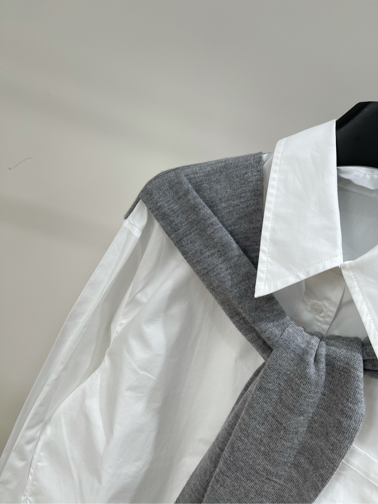 【Ann灰白披肩蝴蝶刺绣中长衬衫】🔺，面料：棉+羊毛颜色：白色ANN ANDELMAN超爱的一款衬衫这件