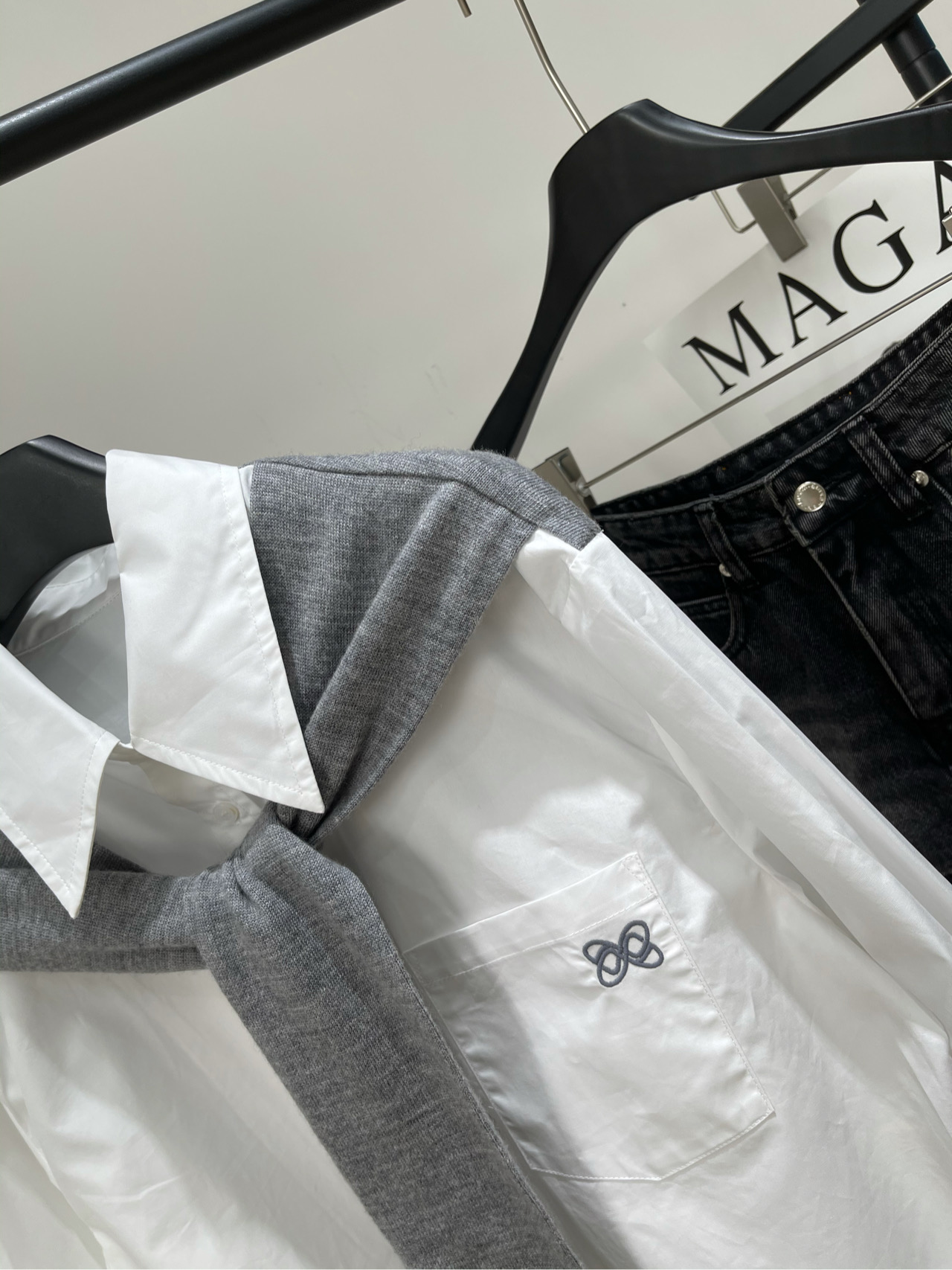 【Ann灰白披肩蝴蝶刺绣中长衬衫】🔺，面料：棉+羊毛颜色：白色ANN ANDELMAN超爱的一款衬衫这件