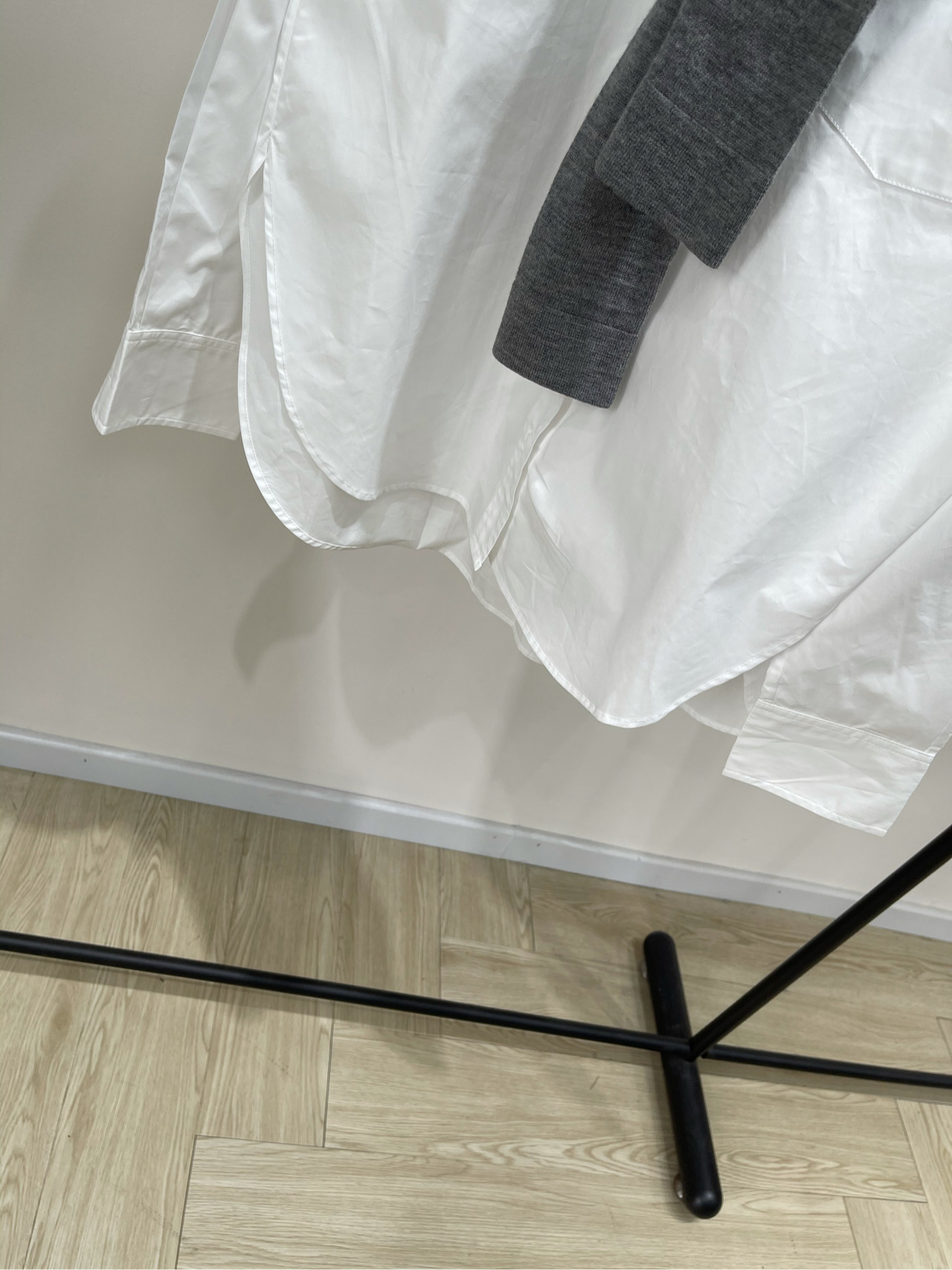 【Ann灰白披肩蝴蝶刺绣中长衬衫】🔺，面料：棉+羊毛颜色：白色ANN ANDELMAN超爱的一款衬衫这件