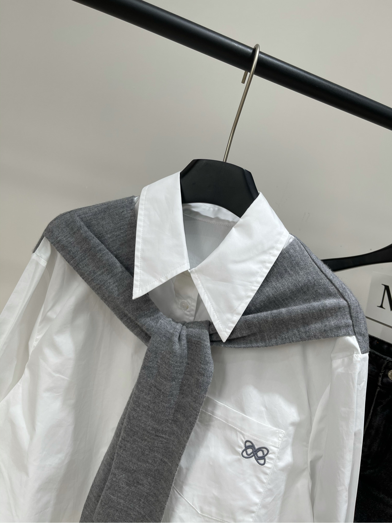 【Ann灰白披肩蝴蝶刺绣中长衬衫】🔺，面料：棉+羊毛颜色：白色ANN ANDELMAN超爱的一款衬衫这件