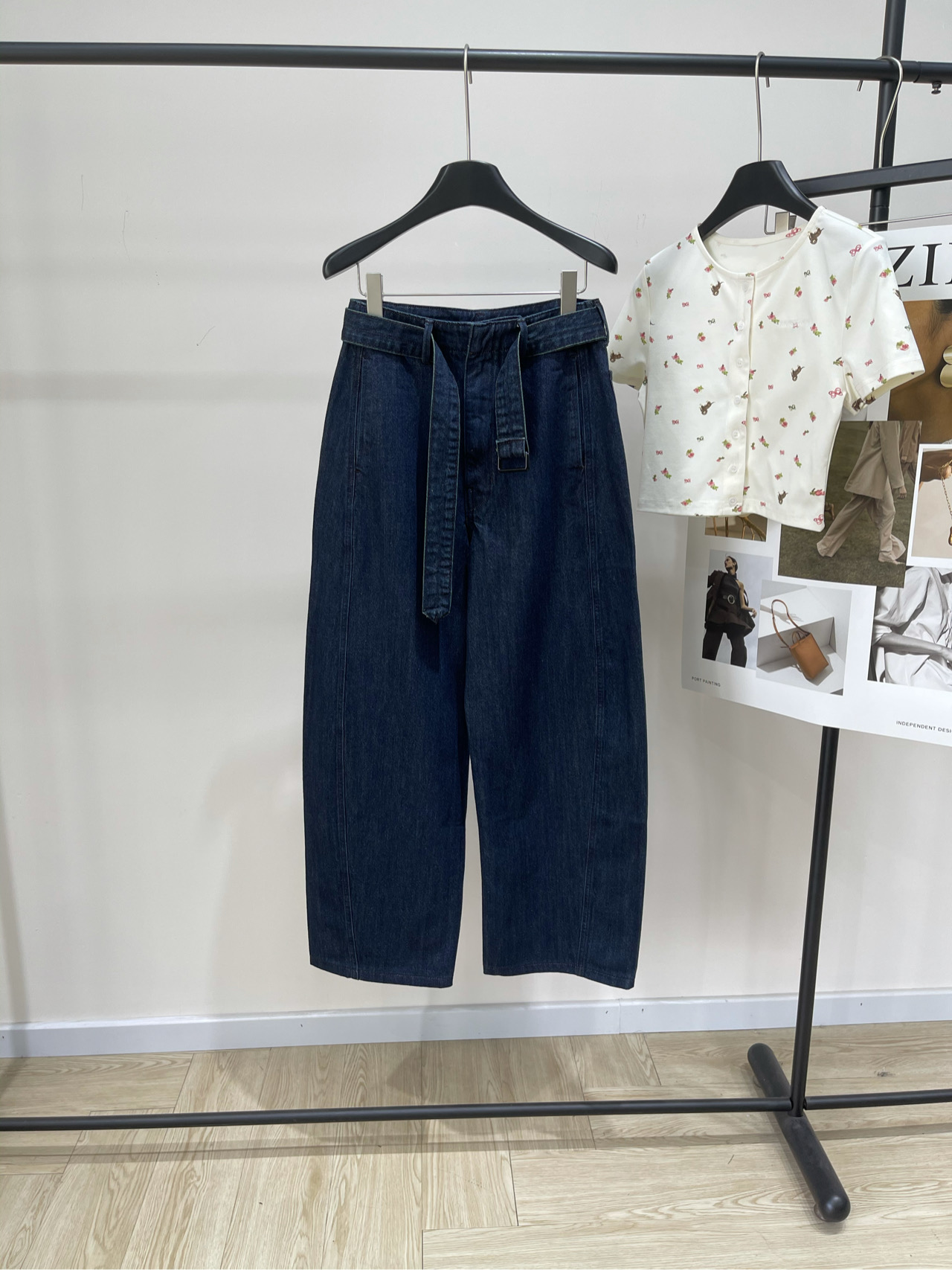 NO:476603,[LM Dark Blue Belt Scissor Jeans Trousers], Fabric, Denim Cotton Color Dark Blue Lemaire As always 'workout-free' minimalist and old money style, a must-have for outfits in the past two years. With belts, the slack feel is full, a pair of jeans that celebrities and internet celebrities are keen on Dark Blue Original Denim fabric Flat size S waist 68, hip circumference 100, trousers length 103 M waist circumference 72, hip circumference 104, trousers length 104 L waist circumference 76, hip circumference 108, trousers length 105 Manual measurement will have 2~3cm errors within the normal range, , jeans, alexander wang19860909【LM深蓝腰带弯刀牛仔长裤】 ,面料,牛仔棉 颜色深蓝 Lemaire 一如既往的 “不费力穿搭” 极简老钱风,穿搭必备 这两年大火的弯刀设计款元素 配上腰带,松弛感拉满,明星网红热衷的一条牛仔裤 深蓝原色牛仔面料 平铺尺码 S腰围68,臀围100,裤长103 M腰围72,臀围104,裤长104 L腰围76,臀围108,裤长105 手工测量会有2~3cm误差属于正常范围,,jeans,alexander wang,Women's clothing