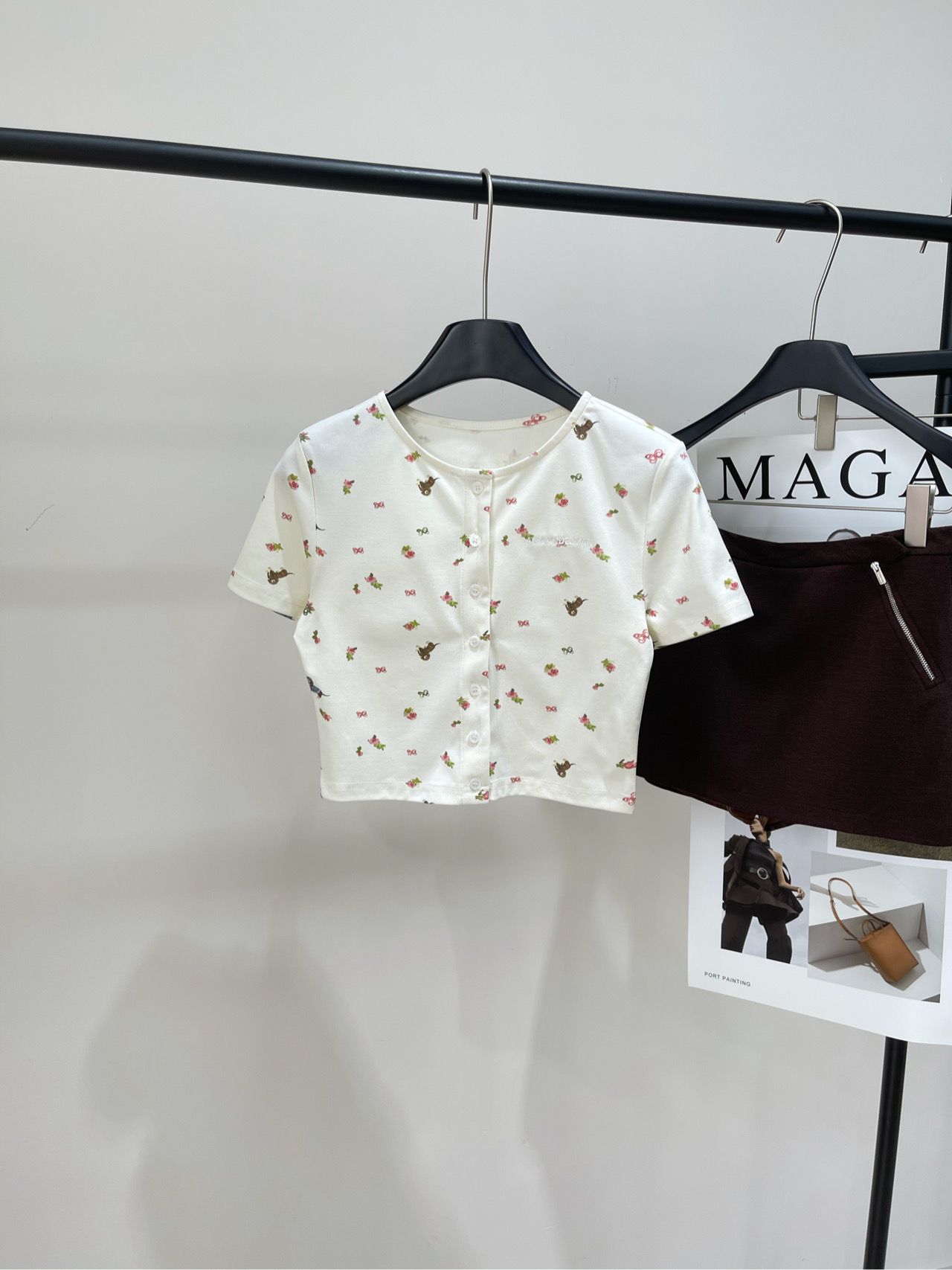 NO:476613,【Ann Printed Puppy Single-breasted Short-sleeved T】, Fabric Cotton Blur Color Off-white ANN ANDELMAN Puppy T Playful and cute Puppy Print The whole dress is decorated with small floral patterns in summer, refreshing and age-reducing Single-breasted design, small and short slim fit and slim fabric comfortable and breathable and versatile tiling size S shoulder width 37, bust 80 elastic, 38, sleeve length 17 M shoulder width 38, bust 84 elastic, 39, sleeve length 18 L shoulder width 39, bust 88 elastic, 40, sleeve length 19 Manual measurement will have 2~3cm errors within the normal range, T-shirt, alexander wang19860909【Ann印花小狗单排扣短袖T】 ,面料棉混纺 颜色米白色 ANN ANDELMAN 小狗T 俏皮可爱的小狗印花 整件衣服小碎花点缀 很夏天减龄的图案,清爽减龄 单排扣设计,小短款修身显瘦 面料舒适透气又百搭 平铺尺码 S肩宽37,胸围80弹力,衣长38,袖长17 M肩宽38,胸围84弹力,衣长39,袖长18 L肩宽39,胸围88弹力,衣长40,袖长19 手工测量会有2~3cm误差属于正常范围,,T-shirt,alexander wang,Women's clothing