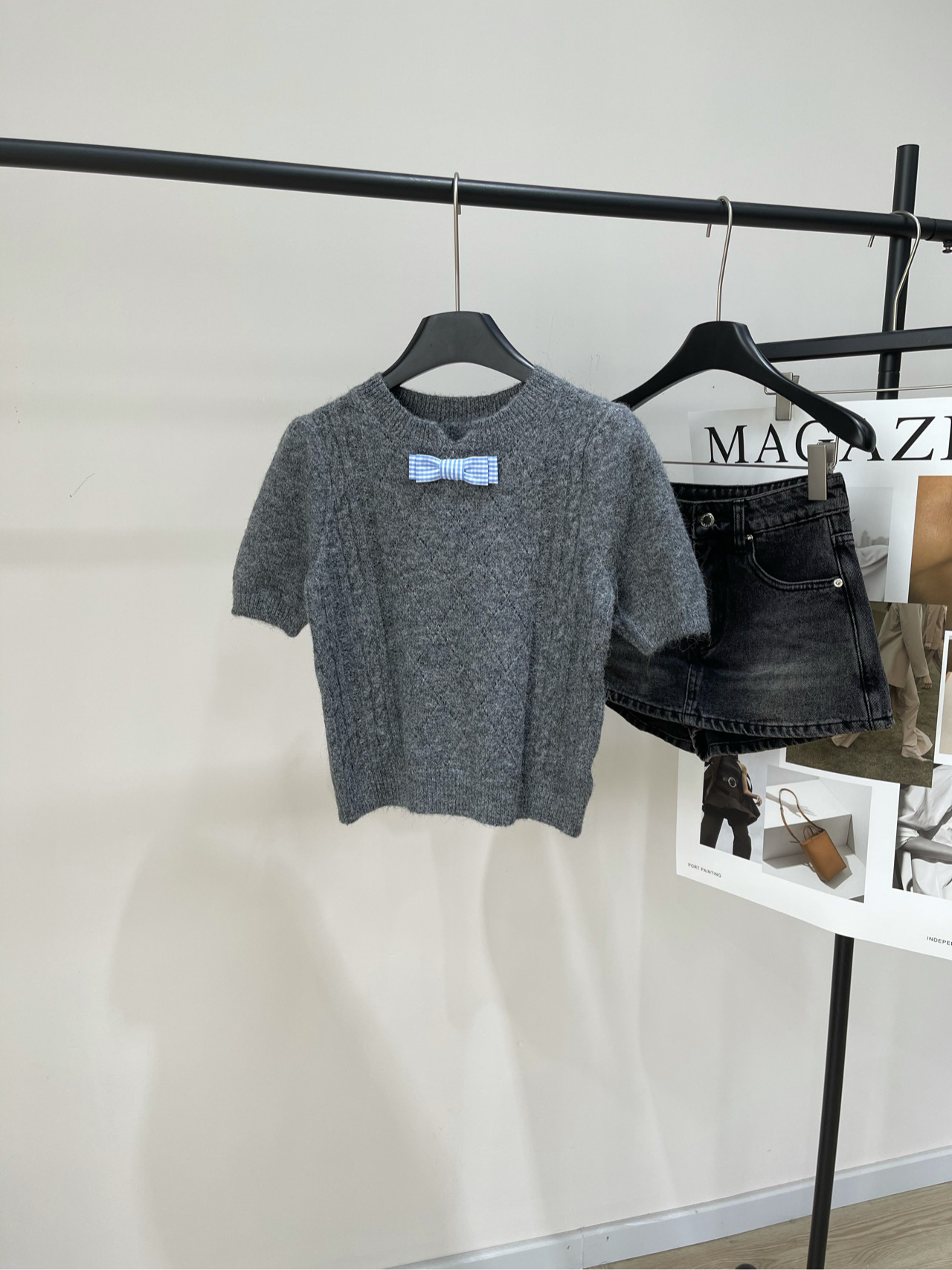 NO:476579,【Her gray blue lattice bow tie knitted short sleeve】, fabric wool blend color gray HERLIAN GIRLS｜ Playful and energetic girlishness, the bow elements are super beautiful, girlish outfit, diamond hollow design is very breathable~ Gray is very Miu neckline embellished with plaid bow Lazy atmosphere, use color to light up the outfit Flat size S shoulder width 33, bust 80 elastic, 47 length, sleeve length 25 M shoulder width 34, bust 84 elastic, 48 length 26 L shoulder width 35, bust 88 elastic, 49 length, sleeve length 27 manual measurement will have 2~3cm errors belong to the normal range, miumiu, T-shirt, alexander wang19860909【Her灰色蓝格领结针织短袖】 ,面料羊毛混纺 颜色灰色 HERLIAN GIRLS｜ 俏皮元气少女感满满 蝴蝶结元素超级美嘟 少女感穿搭,菱形镂空设计很透气～ 灰色很Miu 领口点缀格纹蝴蝶结 慵懒氛围、用色彩点亮穿搭 平铺尺码 S肩宽33,胸围80弹力,衣长47,袖长25 M肩宽34,胸围84弹力,衣长48,袖长26 L肩宽35,胸围88弹力,衣长49,袖长27 手工测量会有2~3cm误差属于正常范围,,miumiu,T-shirt,alexander wang,Women's clothing