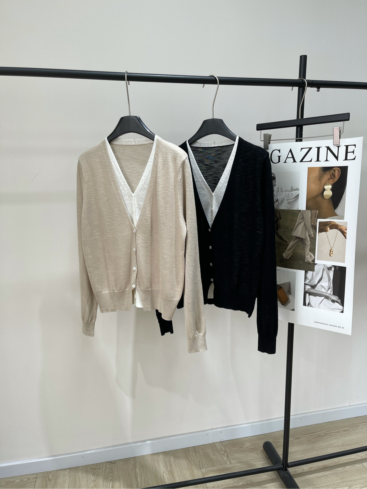 NO:476586,[Niuniversal contrasting color fake two-piece V-neck cardigan], fabric viscose fiber, color apricot, black, autumn atmosphere of 2025 V-neck fake two-piece cardigan. The V-neck lines are neat and small in the face, visually extending the neck proportion, modifying the face shape while adding a capable temperament, suitable for people of all face shapes. Fake two-piece classic slimming increases layering, and easily wears out the 'high-end layering formula' and is suitable for commuting and dating various occasions!  Loose cut and hiding flesh, neat, friendly and unrestrained to the figure. Easily wear it to create a relaxed feeling, suitable for different heights~ Flat size S shoulder width 36, bust 100, length 56, sleeve length 59 M shoulder width 37, bust 104, length 57, sleeve length 60 L shoulder width 38, bust 108, length 58, sleeve length 61 Manual measurement will have 2~3cm errors within the normal range, alexander wang19860909【小众撞色假两件V领开衫】 ,面料粘胶纤维 颜色杏色、黑色 2025年秋日氛围感V领假两件开衫 V领线条利落显脸小,视觉延伸颈部比例,修饰脸型的同时增添干练气质,适合各种脸型人群. 假两件经典显瘦增加层次感 轻松穿出“高级感叠穿公式” 适合通勤约会多种场合！ 宽松剪裁藏肉又利落,对身材友好无束缚 轻松穿出松弛感,适配不同身高～ 平铺尺码 S肩宽36,胸围100,衣长56,袖长59 M肩宽37,胸围104,衣长57,袖长60 L肩宽38,胸围108,衣长58,袖长61 手工测量会有2~3cm误差属于正常范围,,alexander wang,Women's clothing