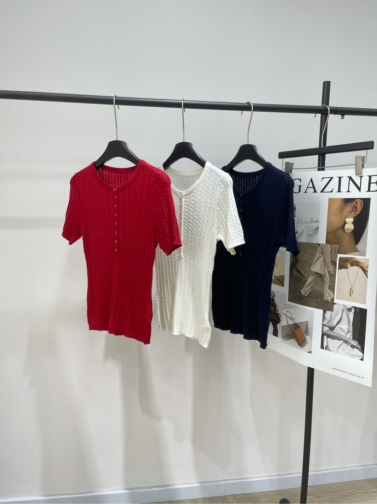 NO:476594,[Niuniversal three-color multi-button twist thin knitted short sleeves], ultra-fine wool blended fabric, red, white, and hidden blue, niche designer brand, 25Fw early autumn new style, classic twist knitted short sleeve top丨 High-end production!  A simple and practical top that is yet elegant!  This is a classic series that looks good and never out of date!  The right length can be used to control any body shape. It can be matched with any lower body, a truly versatile item!  Paired with work clothes jeans or skirts, easily wear a good figure proportion~ Everyone must have a piece. Flat size S shoulder width 32, bust 68 elastic, garment length 55, sleeve length 22 M shoulder width 33, bust 72 elastic, garment length 56, sleeve length 23 L shoulder width 34, bust 76 elastic, garment length 57, sleeve length 24 Manual measurement will have 2~3cm errors within the normal range, skirts, jeans, T-shirt, alexander wang19860909【小众三色多扣麻花薄针织短袖】 ,面料超细羊毛混纺 颜色红色、白色、藏蓝 小众设计师品牌 25Fw早秋新款 经典麻花针织短袖上衣丨 高版出品！简约实穿又不失高级感的上衣来啦！ 这款真的是谁穿谁好看又永不过时的经典系列！ 恰到好处的长度无论什么身材都能驾驭 任何下半身都能搭配,真正的百搭单品！ 搭配工装牛仔裤或半裙 轻松穿出好的身材比例～ 谁都必须来一件 平铺尺码 S肩宽32,胸围68弹力,衣长55,袖长22 M肩宽33,胸围72弹力,衣长56,袖长23 L肩宽34,胸围76弹力,衣长57,袖长24 手工测量会有2~3cm误差属于正常范围,,skirts,jeans,T-shirt,alexander wang,Women's clothing