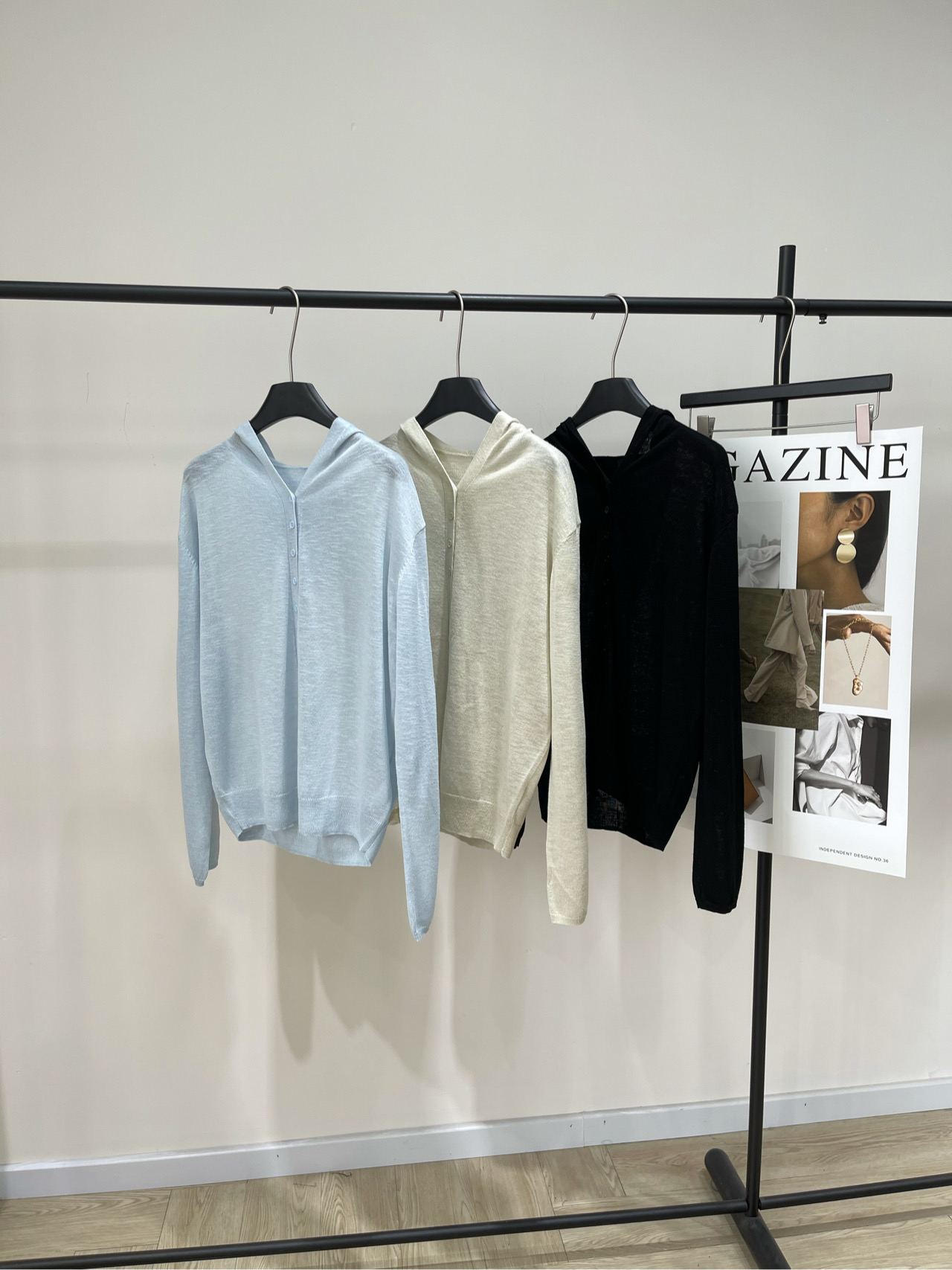 NO:476604,[Zhihe three-color hooded single-breasted cardigan], fabric viscose fiber, light blue, rice and apricot color, black, 2025 autumn new hooded solid cardigan, fabric feels soft and breathable, skin-friendly and not thorny, suitable for sensitive skin, comfortable to wear all seasons!  Hooded cardigan design adds a sense of layering. Full button plaid, easy to put on and off. It can be opened and closed freely with temperature, making it look slim and not tight, suitable for a variety of figures~ Neat and loose style, high tolerance for the body shape. Not picky, hooded collar design, the upper body has a more layered feeling while avoiding monotonous and dullness. Flat size S shoulder width 47, bust 112, garment length 61, sleeve length 58 M shoulder width 48, bust 116, garment length 63, sleeve length 59 L shoulder width 49, bust 120, garment length 65, sleeve length 60. There will be 2~3cm errors in manual measurements, belong to the normal range, hats, alexander wang19860909【之禾三色连帽单排扣开衫】 ,面料粘胶纤维 颜色浅蓝、米杏色、黑色 2025年秋季新款连帽纯色开衫 面料触感柔软透气气,亲肤不扎 适配敏感肌,四季穿着舒适！ 连帽开衫设计增添造型层次感 全纽扣开襟,便捷穿脱 可随温度自由开合,显瘦不紧绷,适配多种身材～ 利落小宽松版型,对身型包容度高 不挑人,连帽领设计,上身更具层次感 同时规避单调沉闷感 平铺尺码 S肩宽47,胸围112,衣长61,袖长58 M肩宽48,胸围116,衣长63,袖长59 L肩宽49,胸围120,衣长65,袖长60 手工测量会有2~3cm误差属于正常范围,,hats,alexander wang,Women's clothing