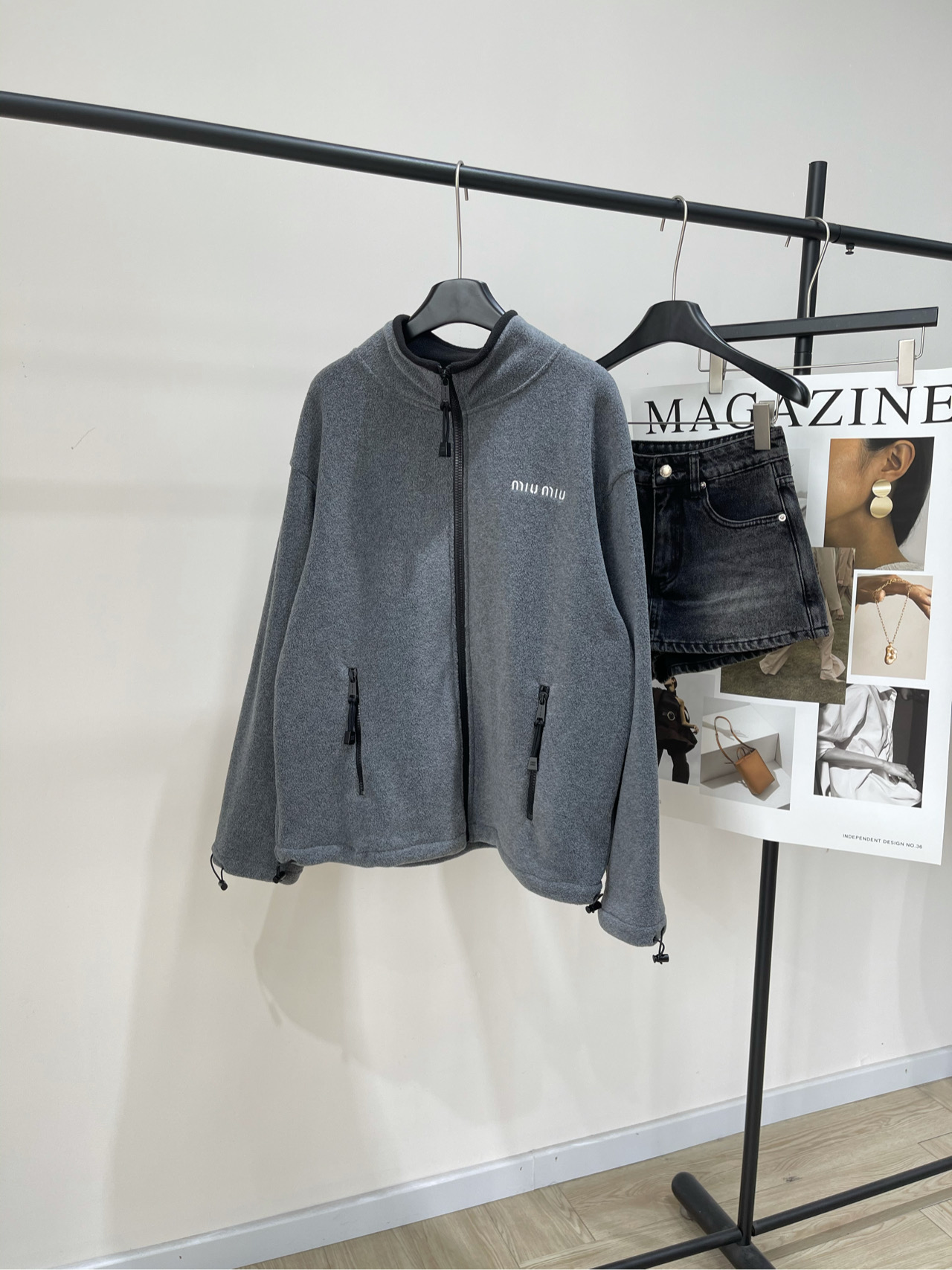 NO:749214,[M Gray Polar Fleece Stand Collar Zipper Jacket], Fabric Polar Fleece Color Gray Immersive Sharing Same Style for Men and Women Mi*25Fw Early Autumn New Logo Embroidered Small Logo Gray Polar Fleece Stand Collar Jacket High Edition Produced!  The chest is embroidered with the brand's English logo in contrasting colors. The dropped shoulder sleeves and loose silhouette highlight the laziness of the wear. It is casual yet fashionable. It can be easily controlled by various body types. It looks like a basic style, but it is a basic style that you don't have in your wardrobe. The polar fleece fabric is very comfortable, the wear rate is super high, and the texture is amazing!  Easy to wear Real name Amway Flat size S Shoulder width 57, bust 134, length 64, sleeve length 57 M Shoulder width 58, bust 138, length 66, sleeve length 58 L Shoulder width 59, bust 142, length 68, sleeve length 59 Manual measurement will have an error of 2~3cm, which is within the normal range, jackets & coats, jackets & coats,19860909【M灰色摇粒绒立领拉链外套】 ,面料摇粒绒 颜色灰色 沉浸式分享 男女同款 Mi*25Fw早秋新款 徽标刺绣小logo灰色摇粒绒立领夹克外套 高版出品！胸口饰有撞色品牌英文徽标刺绣 落肩袖与宽松的廓形凸显穿着的慵懒感 随意又不失时髦度 各种体型都可以轻松驾驭 看着是基础款 但却是你衣柜里没有的基础款 摇粒绒面料敲舒服 实穿率超高 质感好到爆！ 好穿程度实名安利  平铺尺码 S肩宽57,胸围134,衣长64,袖长57 M肩宽58,胸围138,衣长66,袖长58 L肩宽59,胸围142,衣长68,袖长59 手工测量会有2~3cm误差属于正常范围,,jackets & coats,jackets & coats,,Women's clothing