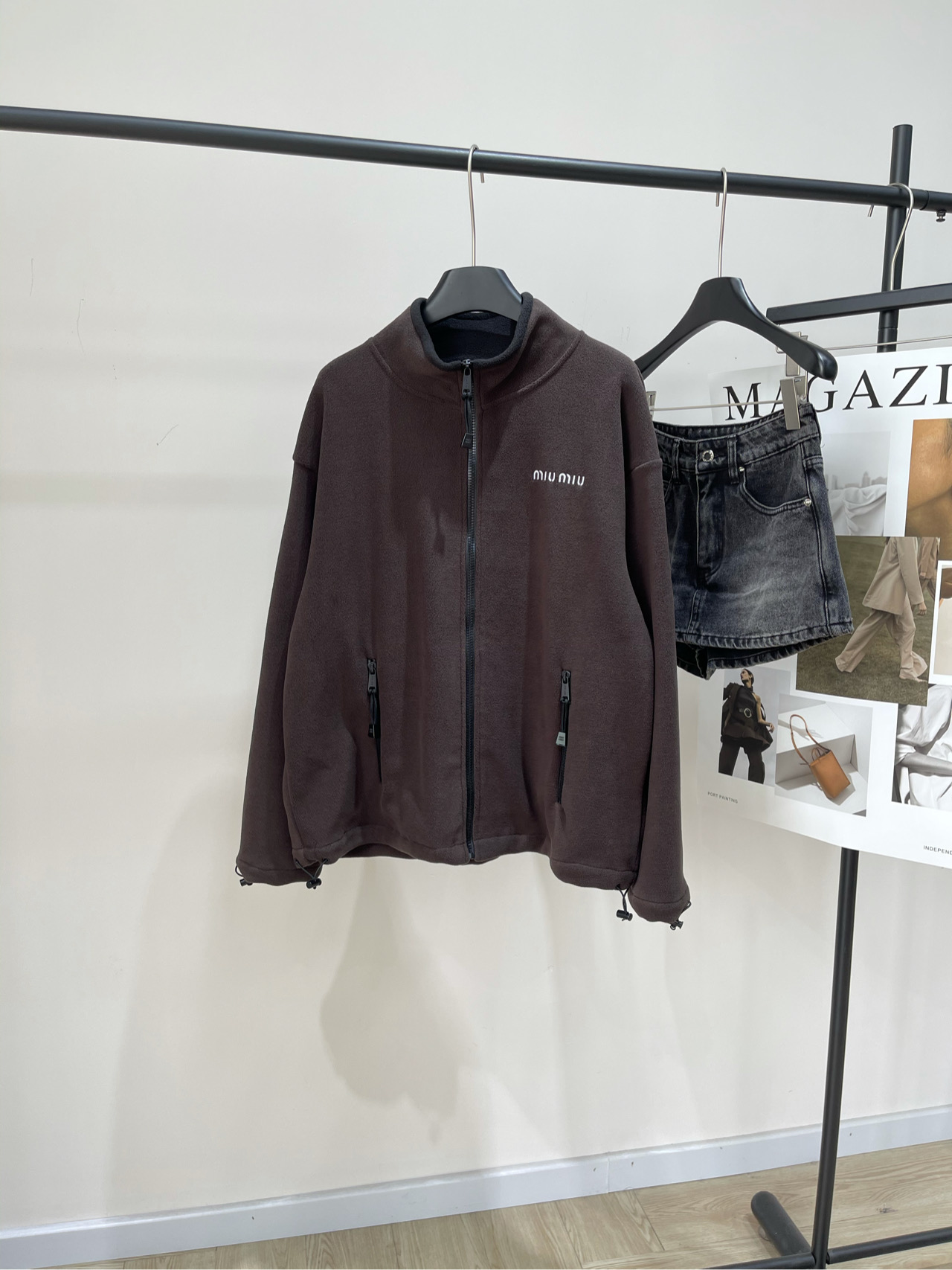 NO:476614,[M brown fleece stand collar zipper jacket], fabric fleece color brown immersive sharing, same style for men and women Mi*25Fw early autumn new style, logo embroidered small logo grey fleece stand collar jacket jacket, high-end production!  The chest is decorated with contrasting brand English logo embroidery. The rotator sleeves and loose silhouette highlight the lazy feeling of wearing. It is casual and fashionable. All body types can be easily controlled. It looks like a basic model but it is the basic model that you don’t have in your closet. The fleece fabric is comfortable to knock, the practical wear rate is super good, and the texture is so good!  Good wearable real name Amway Flat size S shoulder width 57, bust 134, garment length 64, sleeve length 57 M shoulder width 58, bust 138, garment length 66, sleeve length 58 L shoulder width 59, bust 142, garment length 68, sleeve length 59 Manual measurement will have 2~3cm errors within the normal range,, jackets & coats, jackets & coats, alexander wang19860909【M咖色摇粒绒立领拉链外套】 ,面料摇粒绒 颜色咖色 沉浸式分享 男女同款 Mi*25Fw早秋新款 徽标刺绣小logo灰色摇粒绒立领夹克外套 高版出品！胸口饰有撞色品牌英文徽标刺绣 落肩袖与宽松的廓形凸显穿着的慵懒感 随意又不失时髦度 各种体型都可以轻松驾驭 看着是基础款 但却是你衣柜里没有的基础款 摇粒绒面料敲舒服 实穿率超高 质感好到爆！ 好穿程度实名安利  平铺尺码 S肩宽57,胸围134,衣长64,袖长57 M肩宽58,胸围138,衣长66,袖长58 L肩宽59,胸围142,衣长68,袖长59 手工测量会有2~3cm误差属于正常范围,,jackets & coats,jackets & coats,alexander wang,Women's clothing