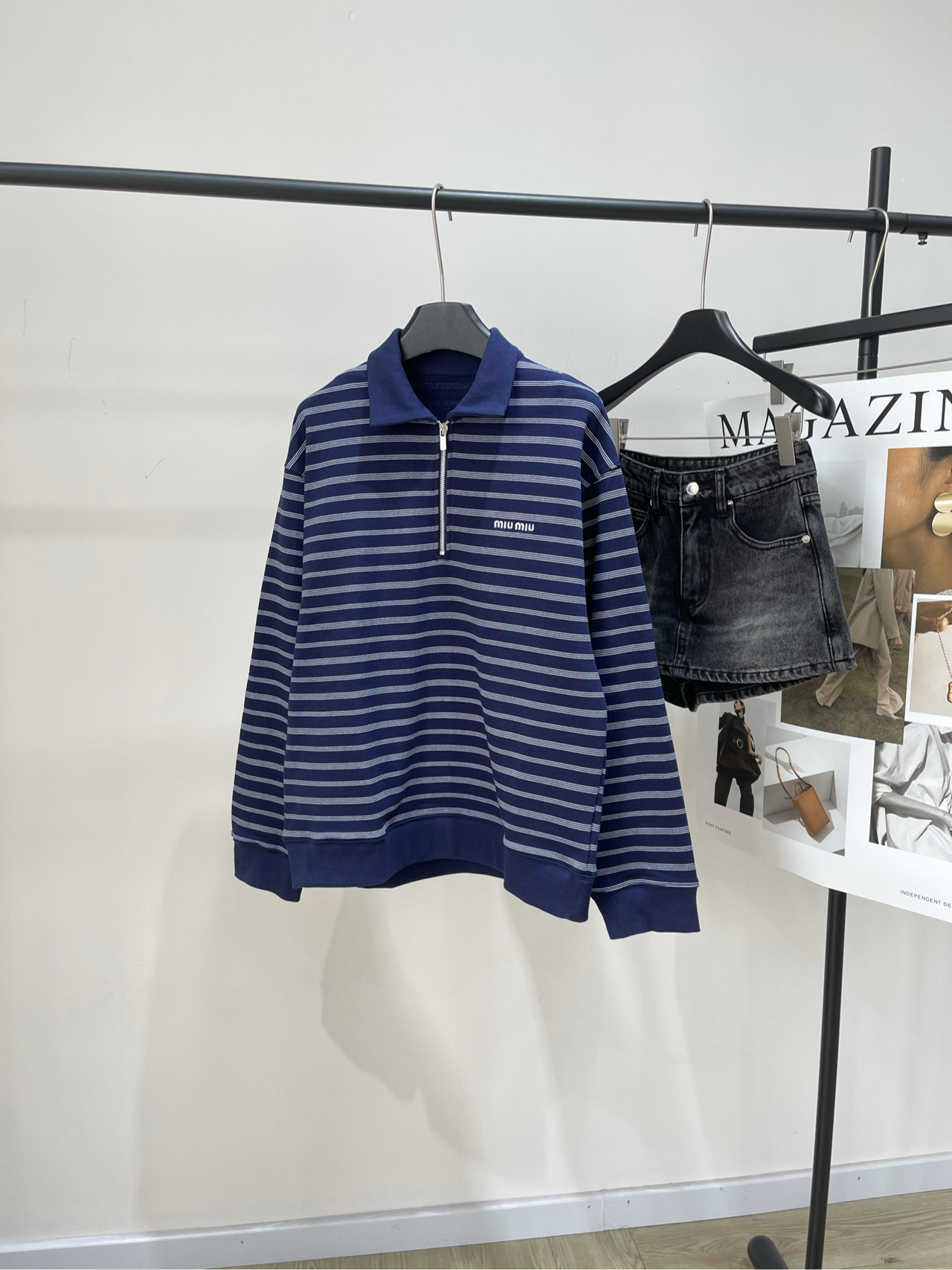 NO:476626,[M hidden blue striped semi-zippered polo sweatshirt], fabric knitted terry cotton, color hidden blue *｜Striped lapel long-sleeved T-shirt 25SS early autumn new style is available!  This cotton semi-zipper lapel striped pattern and casual attitude show style. The lapel tail collar is knitted spliced. The embroidered logo on the chest adds exquisite details to it, which is casual and versatile. Flat size S shoulder width 51, bust 108, 65, sleeve length 58 M shoulder width 52, bust 112, 66, sleeve length 59 L shoulder width 53, bust 116, 67, sleeve length 60. There will be 2~3cm errors in manual measurements, belong to the normal range, hoodie, sweatshirts,tees, t-shirt, alexander wang19860909【M藏蓝条纹半拉链polo卫衣】 ,面料针织毛圈棉 颜色藏蓝 *｜条纹翻领长袖T恤 25SS早秋新款上新！ 这款棉质半拉链翻领条纹图案和休闲态度展现风格 翻领喝衣尾领口采用针织拼接 胸前刺绣徽标为其增添精致细节,休闲百搭 平铺尺码 S肩宽51,胸围108,衣长65,袖长58 M肩宽52,胸围112,衣长66,袖长59 L肩宽53,胸围116,衣长67,袖长60 手工测量会有2~3cm误差属于正常范围,,hoodie,sweatshirts,tees，t-shirt,alexander wang,Women's clothing