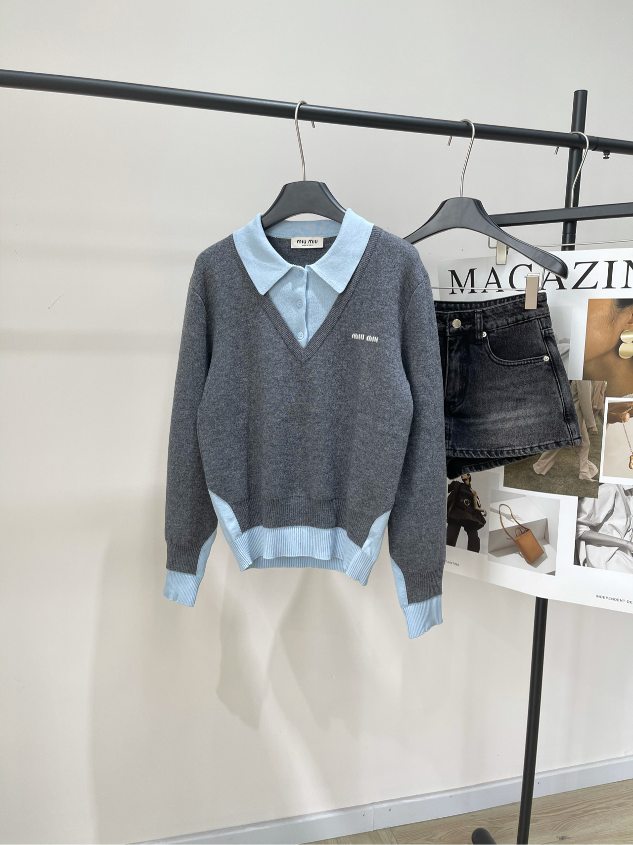 NO:478137,[M gray and blue color combination fake two-piece polo sweater], fabric cashmere wool blend color gray and blue color combination * ｜ cashmere wool blend Polo sweater 25Ss early spring new model is available!  What a special pink coffee contrasting two-piece design. It shows personality with special inlay technology and contrasting color matching. Shape the stacking paradigm of Mi* wardrobe. Flat size S shoulder width 44, bust 98 elasticity, garment length 58, sleeve length 62 M shoulder width 45, bust 102 elasticity, garment length 59, sleeve length 63 L shoulder width 46, bust 106 elasticity, garment length 60, sleeve length 64. Manual measurement will have 2~3cm errors that fall within the normal range, sweaters, alexander wang19860909【M灰蓝拼色假两件polo毛衣】 ,面料羊绒羊毛混纺 颜色灰蓝拼色 * ｜羊绒羊毛混纺Polo毛衣 25Ss早春新款上新！ 好特别的粉咖撞色假两件设计 以特制嵌花工艺与反差配色昭示个性 塑造Mi*衣橱的叠搭范式 平铺尺码 S肩宽44,胸围98弹力,衣长58,袖长62 M肩宽45,胸围102弹力,衣长59,袖长63 L肩宽46,胸围106弹力,衣长60,袖长64 手工测量会有2~3cm误差属于正常范围,,sweaters,alexander wang,Women's clothing