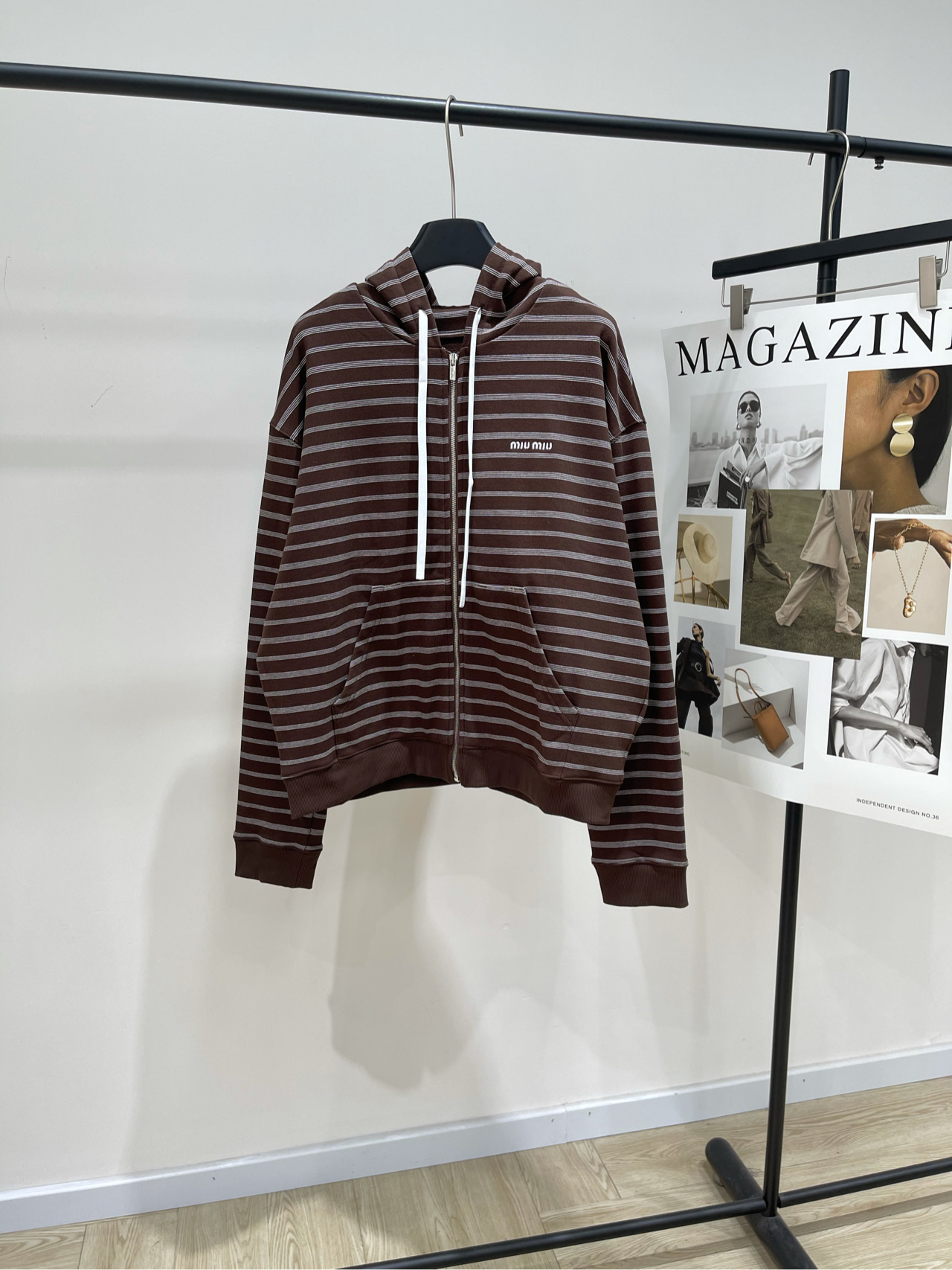 NO:479604,[M brown striped drawstring zipper hooded sweatshirt], fabric knitted terry cotton color brown *｜Striped cotton hooded sweatshirt 25SS early autumn new style is available!  This cotton zippered hooded jacket is designed with classic knitted stripes and casual attitude. The hooded lining is made of knitted fabric. The embroidered logo adds exquisite details to it. The loose and large version is not picky. Flat size S shoulder width 60, bust 132, closure length 65, sleeve length 62 M shoulder width 61, bust 136, closure length 67, sleeve length 63 L shoulder width 62, bust 140, closure length 69, sleeve length 64. There will be 2~3cm errors in manual measurements., hoodie, sweatshirts, jackets & coats, hats, alexander wang19860909【M咖色条纹抽绳拉链连帽卫衣】,面料针织毛圈棉 颜色咖色 *｜条纹棉连帽卫衣 25SS早秋新款上新！ 这款棉质拉链连帽夹克以经典针织条纹图案 和休闲态度展现风格,连帽内衬采用针织面料 刺绣徽标为其增添精致细节 宽松大版型不挑人 平铺尺码 S肩宽60,胸围132,衣长65,袖长62 M肩宽61,胸围136,衣长67,袖长63 L肩宽62,胸围140,衣长69,袖长64 手工测量会有2~3cm误差属于正常范围,,hoodie,sweatshirts,jackets & coats,hats,alexander wang,Women's clothing