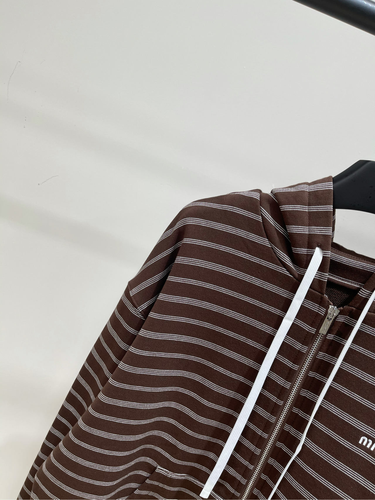 【M咖色条纹抽绳拉链连帽卫衣】🔺，面料：针织毛圈棉颜色：咖色𝐌𝐈𝐔 𝐌𝐈*｜条纹棉连帽卫衣25SS早秋新