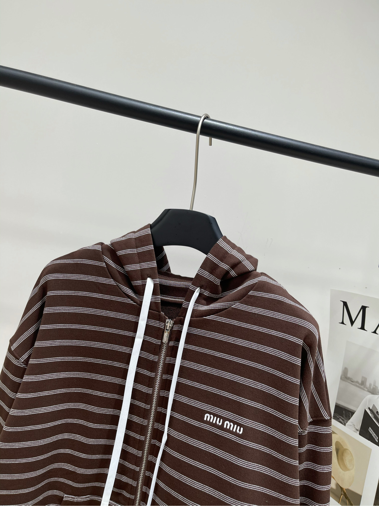 【M咖色条纹抽绳拉链连帽卫衣】🔺，面料：针织毛圈棉颜色：咖色𝐌𝐈𝐔 𝐌𝐈*｜条纹棉连帽卫衣25SS早秋新