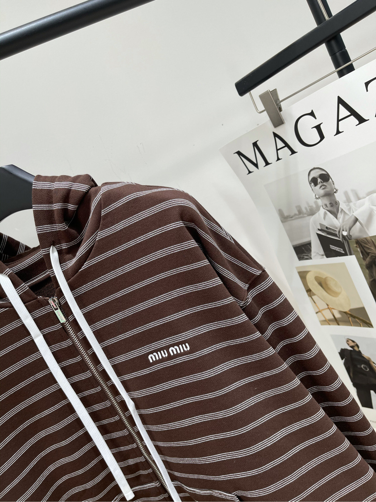 【M咖色条纹抽绳拉链连帽卫衣】🔺，面料：针织毛圈棉颜色：咖色𝐌𝐈𝐔 𝐌𝐈*｜条纹棉连帽卫衣25SS早秋新