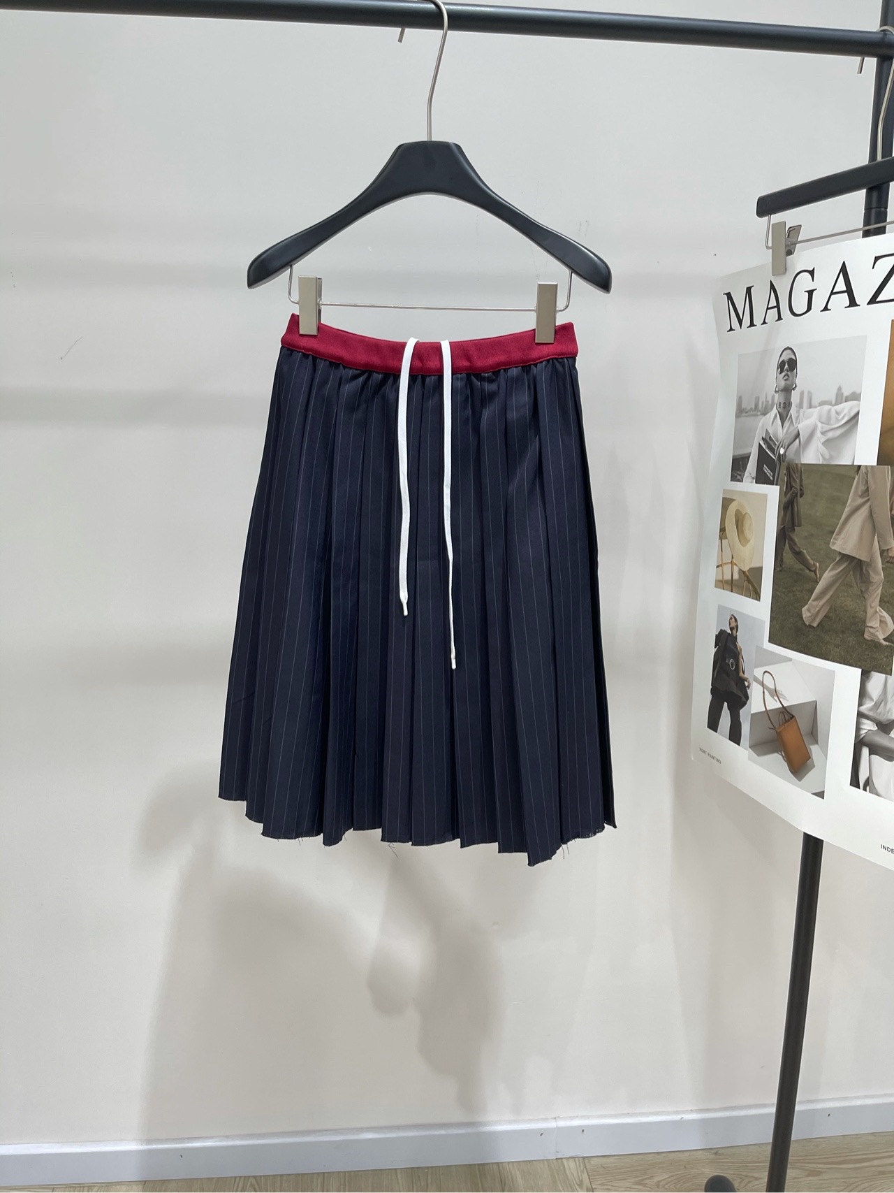 NO:479614,[M red edge hidden blue vertical striped drawstring pleated mid-length skirt], fabric cotton, color hidden blue *｜ pleated fine striped mid-length skirt 25SS early autumn new style is available!  This style is inspired by sportswear and uses a pleated silhouette design. This skirt reinterprets traditional pinstripes from a modern perspective. The clever combination of proportion and color contrast integrates the key elements of Miu wardrobe. Flat size S waist circumference 62 elasticity, hip circumference, skirt length 57 M waist circumference 66 elasticity, hip circumference, skirt length 58 L waist circumference 70 elasticity, hip circumference, skirt length 59 manual measurement will have 2~3cm errors within the normal range, miumiu, skirt circumference, alexander wang19860909【M红边藏蓝竖条抽绳百褶中长裙】 ,面料人棉 颜色藏蓝 *｜褶皱细条纹中长半身裙 25SS早秋新款上新！ 此款灵感源自运动服,采用褶皱廓形设计 这款半身裙以现代视角重新演绎传统细条纹 比例与色彩对比的巧妙结合 融合了Miu衣橱的关键元素 平铺尺码 S腰围62弹力,臀围不限,裙长57 M腰围66弹力,臀围不限,裙长58 L腰围70弹力,臀围不限,裙长59 手工测量会有2~3cm误差属于正常范围,,miumiu,skirts,alexander wang,Women's clothing