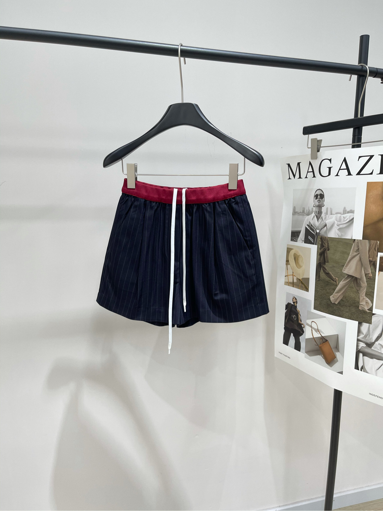 NO:479624,[M red-edged webbing vertical striped suit shorts], fabric cotton, color hidden blue *｜Split shorts 25SS early autumn new style is available!  The formal characteristics of pinstripe fabric show a youthful attitude in the lines of this shorts. Sports-style drawstring waist and contrasting knitted inserts reflect Miu's experimental and relaxed vision. Flat size S waist circumference 60 elasticity, hip circumference 94, trousers length 35 M waist circumference 64 elasticity, hip circumference 98, trousers length 36 L waist circumference 68 elasticity, hip circumference 102, trousers length 37 Manual measurement will have 2~3cm errors within the normal range, miumiu, shorts, business suit, alexander wang19860909【M红边织带竖条纹西装短裤】 ,面料人棉 颜色藏蓝 *｜拼接短裤 25SS早秋新款上新！ 细条纹面料的正式特性在这款短裤的线条中 展现出年轻态度 运动风抽绳腰部和对比色针织嵌片 反映了Miu的实验性和轻松视野 平铺尺码 S腰围60弹力,臀围94,裤长35 M腰围64弹力,臀围98,裤长36 L腰围68弹力,臀围102,裤长37 手工测量会有2~3cm误差属于正常范围,,miumiu,shorts,business suit,alexander wang,Women's clothing