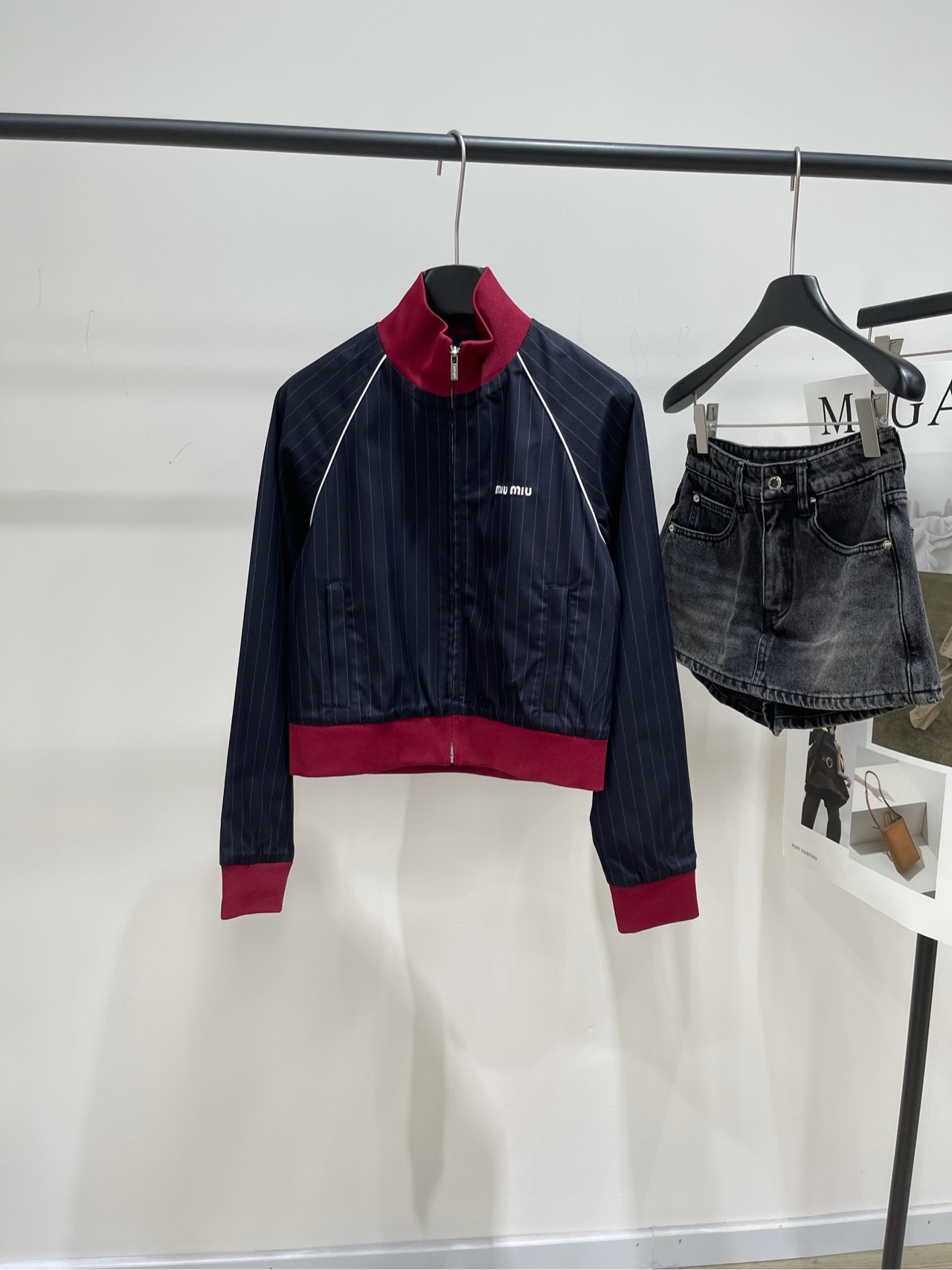 NO:479583,[M red edge hidden blue vertical striped vertical collar zipper jacket], fabric cotton, color hidden blue *｜Small short contrasting jacket 25SS early autumn new style is available!  This style is inspired by sportswear. It is designed with stripes and large-area red patchwork. Short style, fit. White lines on the shoulders make the back thin and the zipper smooth. Flat size S raboscrews, bust 96, garment length 50, rotator sleeve length 78 M raboscrews, bust 100, garment length 51, rotator sleeve length 79 L raboscrews, bust 104, garment length 52, rotator sleeve length 80. Manual measurement will have 2~3cm errors that fall within the normal range., jackets & coats, jackets & coats, alexander wang19860909【M红边藏蓝竖条立领拉链夹克】 ,面料人棉 颜色藏蓝 *｜细条短款撞色外套 25SS早秋新款上新！ 此款灵感来源于运动服 采用条纹和大面积红色拼接点缀设计 短款版型,版型合身 肩部白色线条显背薄,拉链顺滑 平铺尺码 S插肩袖,胸围96,衣长50,肩袖长78 M插肩袖,胸围100,衣长51,肩袖长79 L插肩袖,胸围104,衣长52,肩袖长80 手工测量会有2~3cm误差属于正常范围,,jackets & coats,jackets & coats,alexander wang,Women's clothing