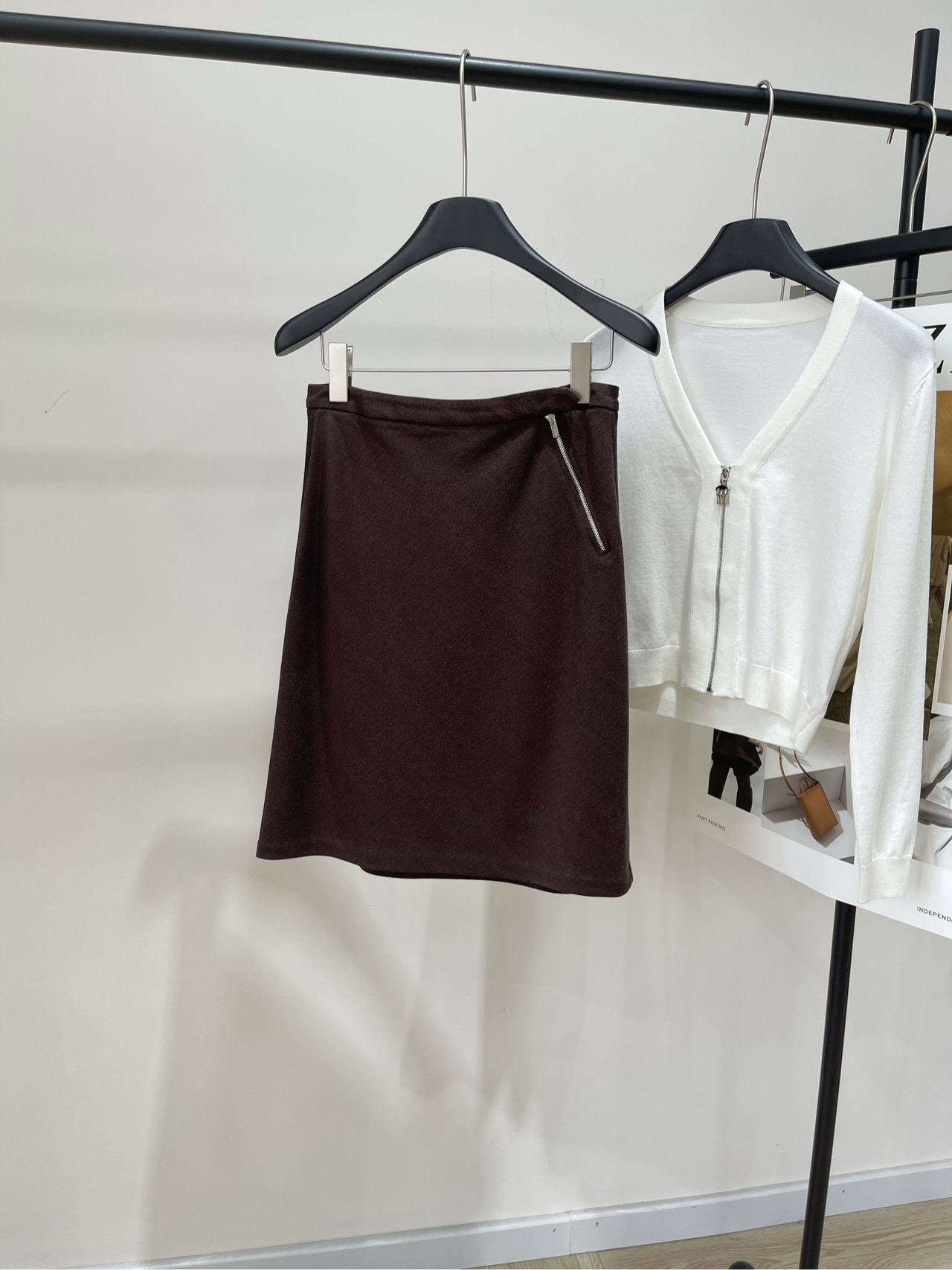 NO:479595,[M brown side zipper webbing casual mid-length skirt], fabric knitted cotton color brown *｜Knitted skirt long skirt 25SS early autumn new style is available!  This knitted skirt stands out with fabric stitching and modern attitude through bold details such as side zippers and embroidered lettering logos Redefine the simple style Flat size S waist 68, hip 94, skirt length 54 M waist 72, hip 98, skirt length 55 L waist 76, hip 102, skirt length 56 Manual measurement will have 2~3cm errors within the normal range, skirt 1, skirt wang19860909【M咖色侧拉链织带休闲中长裙】 ,面料针织棉 颜色咖色 *｜针织半身裙半裙长款 25SS早秋新款上新！ 这款针织裙以织物针脚和现代态度脱颖而出 通过侧面拉链和刺绣刻字徽标等大胆细节 重新定义简约风格 平铺尺码 S腰围68,臀围94,裙长54 M腰围72,臀围98,裙长55 L腰围76,臀围102,裙长56 手工测量会有2~3cm误差属于正常范围,,skirts,alexander wang,Women's clothing