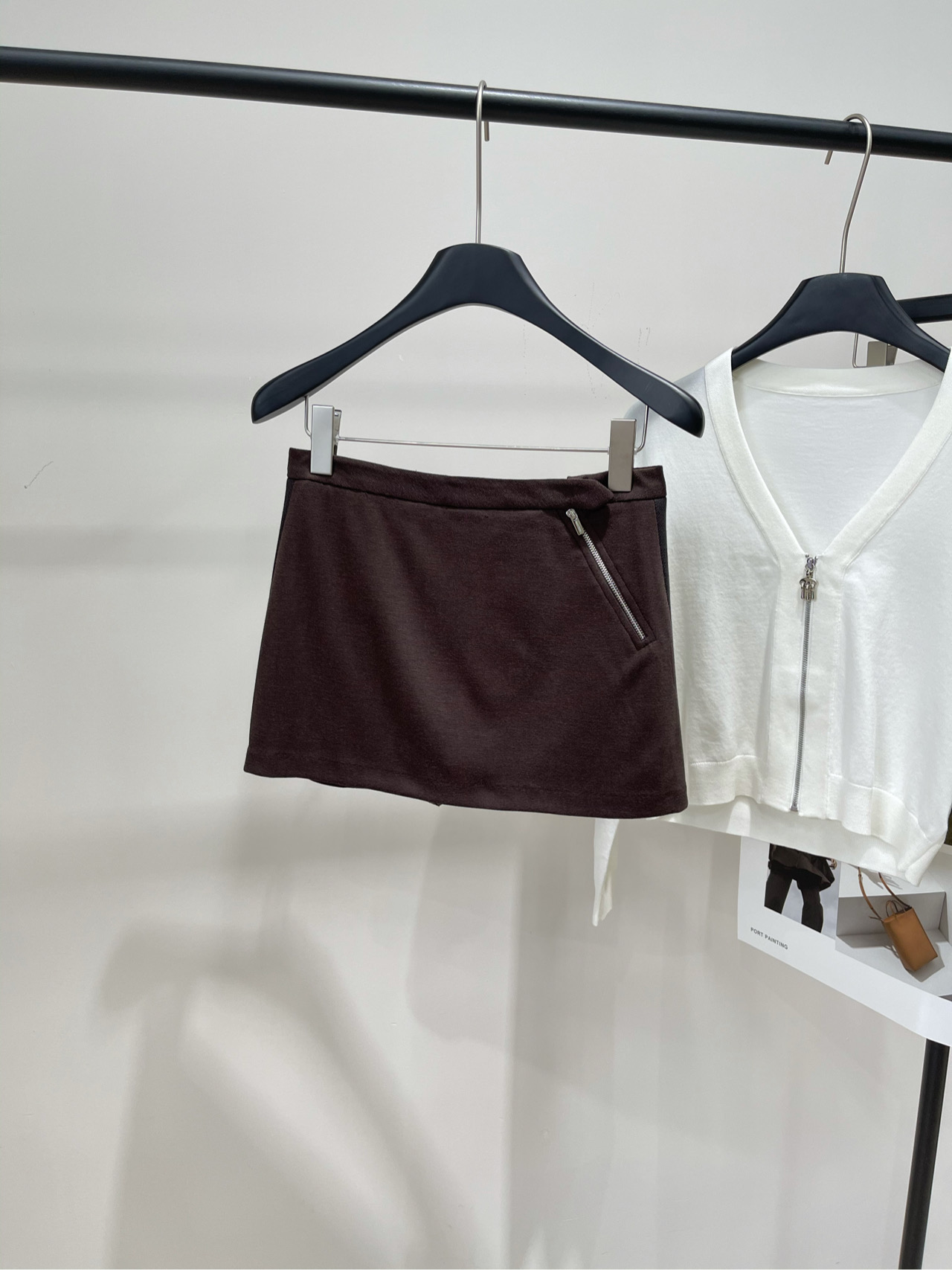 NO:479606,[M brown side zipper webbing casual skirt], fabric knitted cotton color brown *｜Knitted skirt short skirt 25SS early autumn new style is available!  This knitted skirt stands out with fabric stitching and modern attitude through bold details such as side zippers and embroidered lettering logos Redefine simple style Flat size (with anti-exposure lining) S waist 68, hip 90, skirt length 30 M waist 72, hip 94, skirt length 31 L waist 76, hip 98, skirt length 32 Manual measurement will have 2~3cm errors within the normal range, skirt 100019860909【M咖色侧拉链织带休闲短裙】 ,面料针织棉 颜色咖色 *｜针织半身裙短裙 25SS早秋新款上新！ 这款针织裙以织物针脚和现代态度脱颖而出 通过侧面拉链和刺绣刻字徽标等大胆细节 重新定义简约风格 平铺尺码（有防走光内衬） S腰围68,臀围90,裙长30 M腰围72,臀围94,裙长31 L腰围76,臀围98,裙长32 手工测量会有2~3cm误差属于正常范围,,skirts,alexander wang,Women's clothing