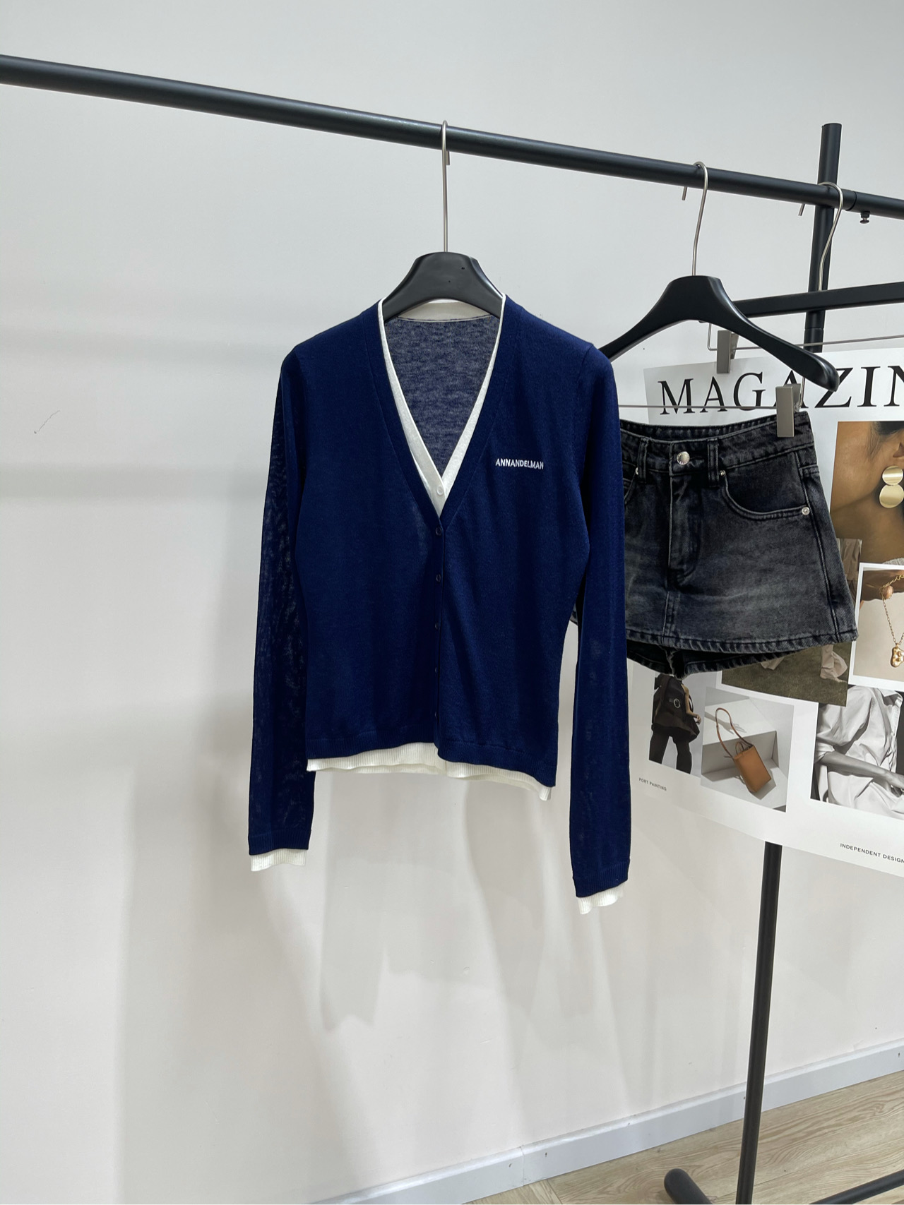 NO:479616,[Ann blue and white color-blocking fake two-piece V-neck cardigan], super thin wool fabric, hidden blue color *fake two-piece knitted v-neck cardigan, 25SS early autumn new model is available!  This knitted fake two-piece cardigan is made of soft and thin yarn densely knitted V-neck slim style, white inner wear, chest brand logo embroidery, must-have top for hot girls Flat size S shoulder width 35, bust 82 elastic, garment length 55, sleeve length 65 M shoulder width 36, bust 86 elastic, garment length 56, sleeve length 66 L shoulder width 37, bust 90 elastic, garment length 57, sleeve length 67 Manual measurement will have 2~3cm errors within the normal range, alexander wang19860909【Ann蓝白拼色假两件V领开衫】 ,面料超细绵羊毛 颜色藏蓝 *假两件针织v领开衫 25SS早秋新款上新！ 此款针织假两件开衫采用柔软细纱线密集针织完成 v领修身款式,白色内搭 胸前品牌logo刺绣,辣妹必备上衣 平铺尺码 S肩宽35,胸围82弹力,衣长55,袖长65 M肩宽36,胸围86弹力,衣长56,袖长66 L肩宽37,胸围90弹力,衣长57,袖长67 手工测量会有2~3cm误差属于正常范围,,alexander wang,Women's clothing