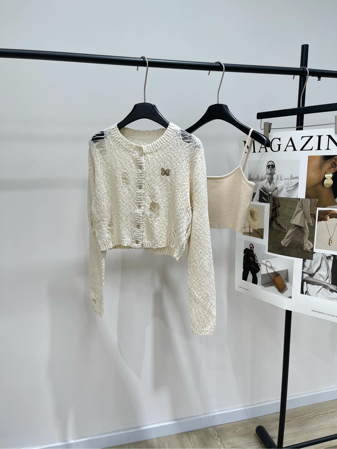 NO:479625,[Ann apricot color butterfly mark ripped suspender short cardigan], fabric cotton color apricot color *｜Worn hollow hole knit cardigan 25SS early autumn new model is available!  The milky white knitted cardigan with a hole design has a casual and relaxing feeling, and the slightly transparent effect adds a little sexy. The buttons and small decoration embellishments make the simple style more detailed. The inner wears the same color tube top, which is adaptable and harmonious. Flat size S shoulder width 39, bust 90 elasticity, garment length 39, sleeve length 62 M shoulder width 40, bust 94 elasticity, garment length 40, sleeve length 63 L shoulder width 41, bust 98 elasticity, garment length 41, sleeve length 64. There will be 2~3cm errors in manual measurements, belong to the normal range, alexander wang19860909【Ann杏色蝴蝶标破洞吊带短开衫】 ,面料棉 颜色杏色 *｜做旧镂空破洞针织开衫 25SS早秋新款上新！ 破洞设计的奶白色针织开衫 自带随性松弛感,微透效果增添小性感 纽扣与小装饰点缀,让简约款更有细节 内搭同色系抹胸,适配又和谐 平铺尺码 S肩宽39,胸围90弹力,衣长39,袖长62 M肩宽40,胸围94弹力,衣长40,袖长63 L肩宽41,胸围98弹力,衣长41,袖长64 手工测量会有2~3cm误差属于正常范围,,alexander wang,Women's clothing