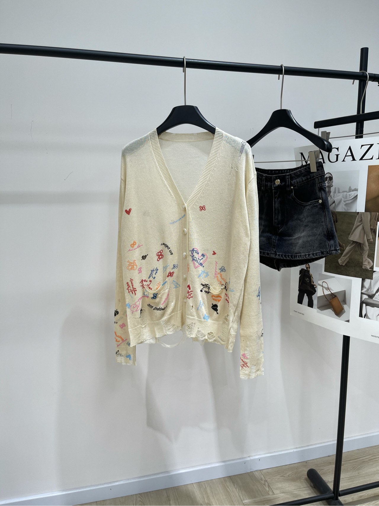 NO:481023,[Ann beige graffiti print ripped V-neck cardigan], fabric cotton-linen blended color beige *｜ Graffiti print ripped knit cardigan 25SS early autumn new model is available!  Graffiti style linen sweater, off-white base with colorful graffiti pattern, and breasted design adds casual sexiness, very suitable for creating fashionable and casual outfits. Flat size S shoulder width 47, bust 104 elastic, garment length 63, sleeve length 63 M shoulder width 48, bust 108 elastic, garment length 64, sleeve length 64 L shoulder width 49, bust 112 elastic, garment length 65, sleeve length 65, sleeve length 65. Manual measurement will have 2~3cm errors that fall within the normal range, alexander wang19860909【Ann米色涂鸦印花破洞V领开衫】 ,面料棉麻混纺 颜色米色 *｜涂鸦印花破洞针织开衫 25SS早秋新款上新！ 涂鸦风格的亚麻针织衫 米白色基底搭配多彩涂鸦图案 还有毛边设计增添随性感 很适合打造时尚休闲穿搭 平铺尺码 S肩宽47,胸围104弹力,衣长63,袖长63 M肩宽48,胸围108弹力,衣长64,袖长64 L肩宽49,胸围112弹力,衣长65,袖长65 手工测量会有2~3cm误差属于正常范围,,alexander wang,Women's clothing