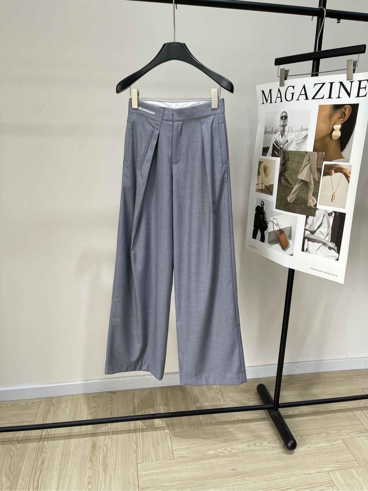 NO:481032,[Ann Light Gray Compressed Irregular Suit Trousers], fabric cotton + polyester fiber, light gray color 25AW gray single-sided waist folding deconstructed trousers design niche straight-leg pants, Wang Ziwei and Zheng Runze same style!  Gray single-sided waist folding deconstructed trousers straight-legged style, hide flesh and make legs straight, single-sided waist folding deconstructed design, niche not to match, easy to grasp the fashionable feeling~The fabric is crisp and textured, neat and high-end, daily simple top is very outstanding, you can wear it when commuting and going out, easily create a relaxed outfit. If you like niche design, don't miss it, click me to get the same style of celebrities. Flat size S waist 66, hip 100, trouser length 109 M waist 70, hip 104, trouser length 110 L waist 74, hip 108, trouser length 114 Manual measurement will have 2~3cm errors within the normal range, business suit, alexander wang19860909【Ann浅灰色压褶不规则西装长裤】 ,面料人棉+聚酯纤维 颜色浅灰色 25AW 灰色单边腰头折叠解构西裤设计感小众直筒裤 王梓薇、郑润泽同款！ 灰色单边腰头折叠解构西裤直筒版型 藏肉又显腿直单边腰头折叠解构设计 小众不撞款,轻松拿捏时髦感~面料挺括有质感 上身利落又高级日常搭简约上衣就很出彩 通勤、出街都能穿,轻松打造松弛感穿搭 喜欢小众设计的宝子别错过,戳我get明星同款 平铺尺码 S腰围66,臀围100,裤长109 M腰围70,臀围104,裤长110 L腰围74,臀围108,裤长114 手工测量会有2~3cm误差属于正常范围,,business suit,alexander wang,Women's clothing