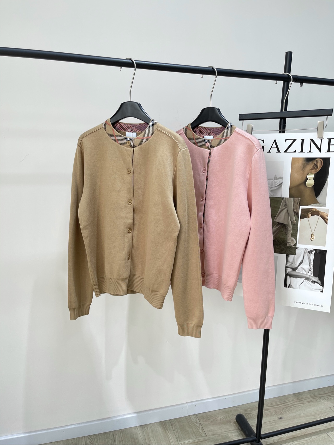 NO:483114,[Bbr plaided round neck long-sleeved cardigan], fabric shiny cotton, color khaki, pink Burberry, the latest simple design knitted. This year, the old money style has a big score, simple neckline plaid embellishment, not exaggerated, don't love the texture too much, close body soft, slim and versatile, retro, fashionable and fashionable, classic and out of time, delicate and soft texture!  Classic basic style, daily versatile, thick, comfortable and skin-friendly, the upper body shows temperament, renewed decoration brand TB iconic design, our quality is free to wear, flat size S shoulder width 41, bust 100, length 60, sleeve length 65 M shoulder width 42, bust 104, length 61, sleeve length 66 L shoulder width 43, bust 108, length 62, sleeve length 67 Manual measurement will have 2~3cm errors within the normal range, burberry, alexander wang19860909【bbr格纹边圆领长袖开衫】 ,面料天丝棉 颜色卡其色、粉色 Burberry 最新款简单设计感针织 今年老钱风上大分 ,简单领口格纹点缀 不浮夸 的质感不要太爱 贴身软糯 显瘦百搭 上身复古时髦洋气 经典不过时质感细腻柔软！ 经典基础款,日常百搭Bi备 厚实舒适亲肤 上身就很显气质 焕新装饰品牌tb标志性设计 我们的品质随意穿不松懈 平铺尺码 S肩宽41,胸围100,衣长60,袖长65 M肩宽42,胸围104,衣长61,袖长66 L肩宽43,胸围108,衣长62,袖长67 手工测量会有2~3cm误差属于正常范围,,burberry,alexander wang,Women's clothing