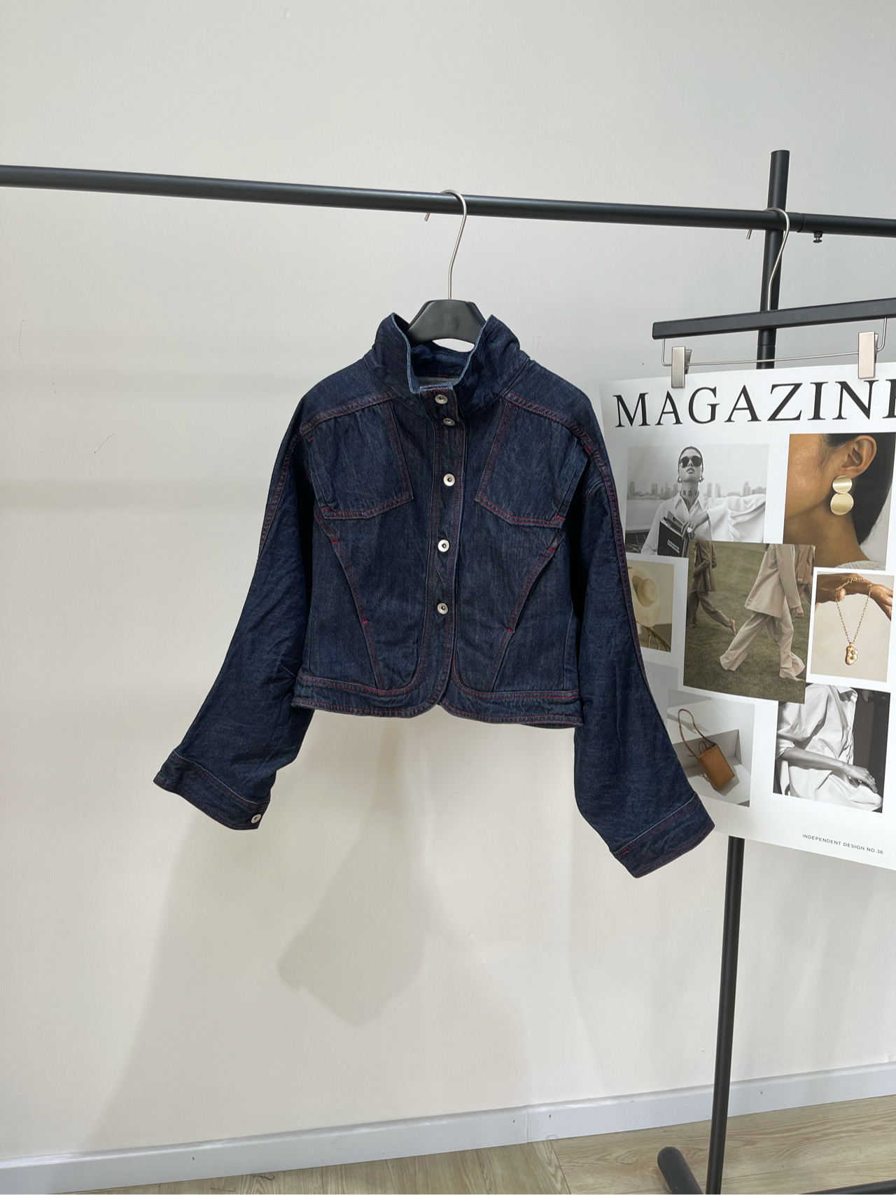 NO:483132,[RA dark blue red thread waist-closed stand-collar denim jacket], fabric, denim cotton, dark blue color RARELY ALIKE 2025 early autumn series Contrast red stitched stand-up collar wide shoulder waist-pinch denim jacket, denim control look!  This contrasting red stitched stand-collar denim jacket is made of pure cotton, with wide shoulders and waist-pinching design, hides flesh and shows proportions, and the contrasting red stitching is super eye-catching, and the details are full~ The stand-up collar has a cool and handsome female lead feeling. Everyday pants and skirts are outstanding, and you can easily grasp the slack feeling on the street. Trendy people must understand how this style is so amazing!  The fabric is hard but not slably, and it is easy to move. When you wear citywalk and visit the shop, the fashionableness is directly full. If you don’t take it down, you have to wait to turn it over. Flat size S shoulder width 53, bust 102, garment length 48, sleeve length 51 M shoulder width 54, bust 106, garment length 49, sleeve length 52 L shoulder width 55, bust 110, garment length 50, sleeve length 53 Manual measurement will have 2 to 3cm errors within the normal range, skirts, jackets & coats, alexander wang19860909【RA深蓝红线收腰立领牛仔外套】 ,面料,牛仔棉 颜色深蓝 RARELY ALIKE 2025 早秋系列 撞色红缝线立领宽肩掐腰牛仔外套 牛仔控看过来！这款撞色红缝线立领牛仔外套 纯棉材质超实穿 挺阔宽肩+掐腰设计 藏肉又显比例,红缝线撞色超吸睛,细节拉满～ 立领自带酷帅大女主感 日常搭裤装、裙装都出彩 轻松拿捏街头松弛感.潮人必懂这版型多绝！ 面料硬挺却不板,活动自如 穿去citywalk、探店,时髦度直接拉满 再不拿下又要等翻单啦 平铺尺码 S肩宽53,胸围102,衣长48,袖长51 M肩宽54,胸围106,衣长49,袖长52 L肩宽55,胸围110,衣长50,袖长53 手工测量会有2～3cm误差属于正常范围,,skirts,jackets & coats,alexander wang,Women's clothing