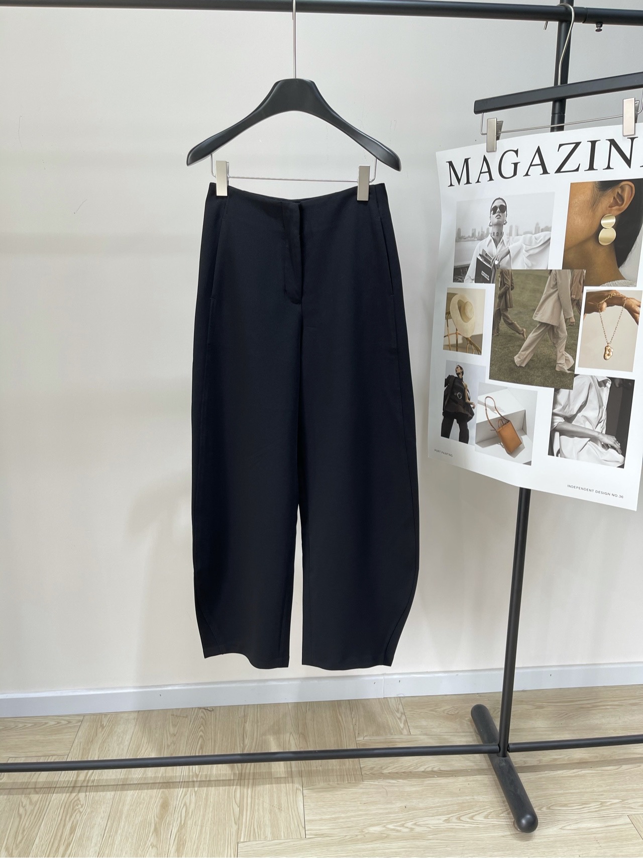 NO:483150,【amo black cocoon scimitar casual pants】, fabric polyester fiber, color black AMOMENTO · 2025 autumn river house designer casual loose women cocoon scimitar pants wide-leg pants, slack sense of old money intellectual style, minimalist waist scimitar scimitar trousers, street shooting hot curved scimitar scimitar trousers, flat size S waist 66, hip 102, pants length 103 M waist 70, hip 106, pants length 104 L waist 74, hip 110, pants length 105 manual measurement will have 2~3cm errors within the normal range, alexander wang19860909【amo黑色茧形弯刀休闲裤】 ,面料聚酯纤维 颜色黑色 AMOMENTO · 2025秋季河岸家设计师 休闲宽松女士茧形弯刀裤阔腿裤 松弛感老钱知识分子风 极简腰头弯刀廓形西裤 街拍炙热弧形弯刀裤 版型立体包容不同身材 平铺尺码 S腰围66,臀围102,裤长103 M腰围70,臀围106,裤长104 L腰围74,臀围110,裤长105 手工测量会有2~3cm误差属于正常范围,,alexander wang,Women's clothing