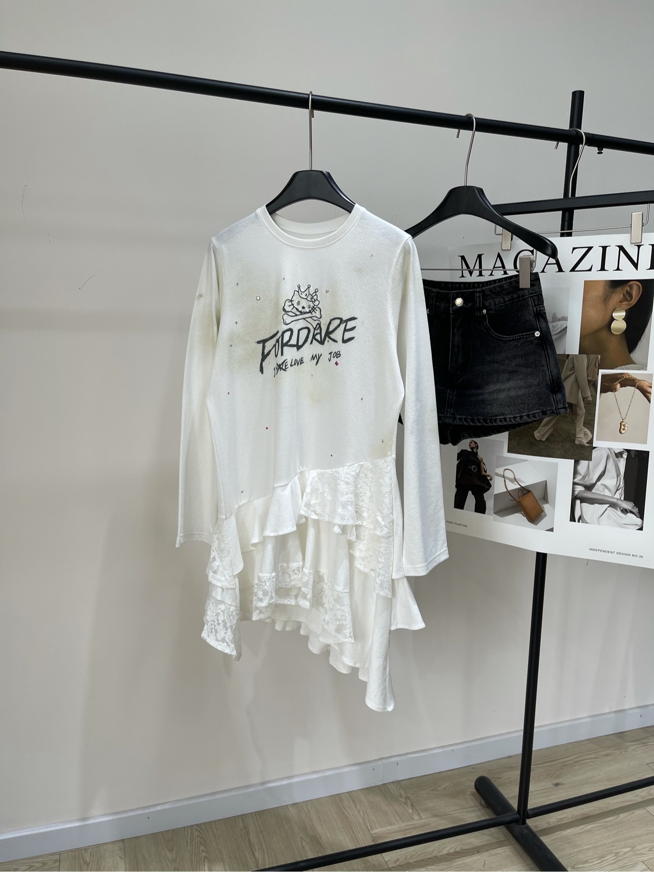 NO:483159,[FOR Cat Irregular Lace Dress], Fabric Cotton + Lace Color White * | Long Sleeve Dress 25SS Early Autumn New Style is New!  Original custom texture fabric This ink-splashed old long-sleeved dress with hand-painted kt cat print on the chest, colored nails and diamonds embellish the upper body. The hem is layered with layers of lace and is layered. Flat size S shoulder width 40, bust 96, skirt length 89, sleeve length 62 M shoulder width 41, bust 100, skirt length 90, sleeve length 63 L shoulder width 42, bust 104, skirt length 91, sleeve length 64 Manual measurement will have 2~3cm errors within the normal range, skirt, alexander wang19860909【FOR烫钻猫咪不规则蕾丝连衣裙】 ,面料棉+蕾丝 颜色白色 * | 长袖连衣裙 25SS早秋新款上新！ 原版定制肌理感面料 此款泼墨做旧长袖连衣裙 胸前手绘kt猫印花,彩色钉钻点缀上身 下摆采用层层蕾丝叠加特别有层次感 平铺尺码 S肩宽40,胸围96,裙长89,袖长62 M肩宽41,胸围100,裙长90,袖长63 L肩宽42,胸围104,裙长91,袖长64 手工测量会有2~3cm误差属于正常范围,,skirts,alexander wang,Women's clothing