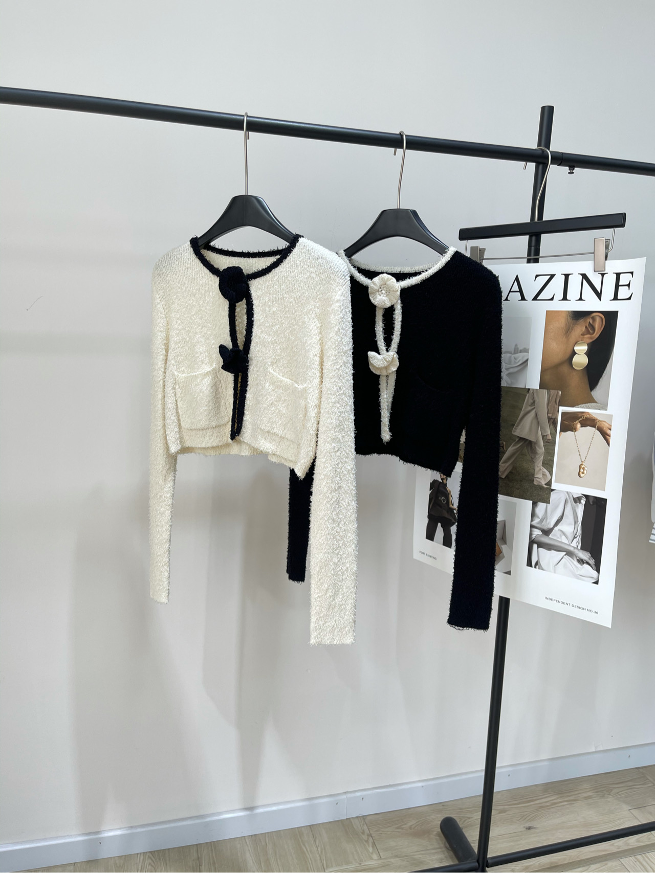 NO:483167,[kj black and white small fragrance style hook flower short cardigan], fabric cotton blend, color white and black Kijun, this light girlish feeling is also unique among Korean brands!  The cardigan hit me hard!  The glutinous little fragrant style, the girlish and elegant feeling~ The hand-hooked small flowers are really exquisite and add a little gentleness. Flat size S shoulder width 37, bust 84 elasticity, garment length 38, sleeve length 62 M shoulder width 38, bust 88 elasticity, garment length 39, sleeve length 63 L shoulder width 39, bust 92 elasticity, garment length 40, sleeve length 64 Manual measurement will have 2~3cm errors within the normal range, alexander wang19860909【kj黑白小香风钩花短开衫】 ,面料棉混纺 颜色白色、黑色 Kijun这种清淡的少女感 在韩国品牌里也是独一份的！ 小开衫狠狠戳中我了！ 糯叽叽的小香风 少女又优雅的感觉～ 手工勾出来的小花朵,真的好精致 又添几分温柔 平铺尺码 S肩宽37,胸围84弹力,衣长38,袖长62 M肩宽38,胸围88弹力,衣长39,袖长63 L肩宽39,胸围92弹力,衣长40,袖长64 手工测量会有2~3cm误差属于正常范围,,alexander wang,Women's clothing