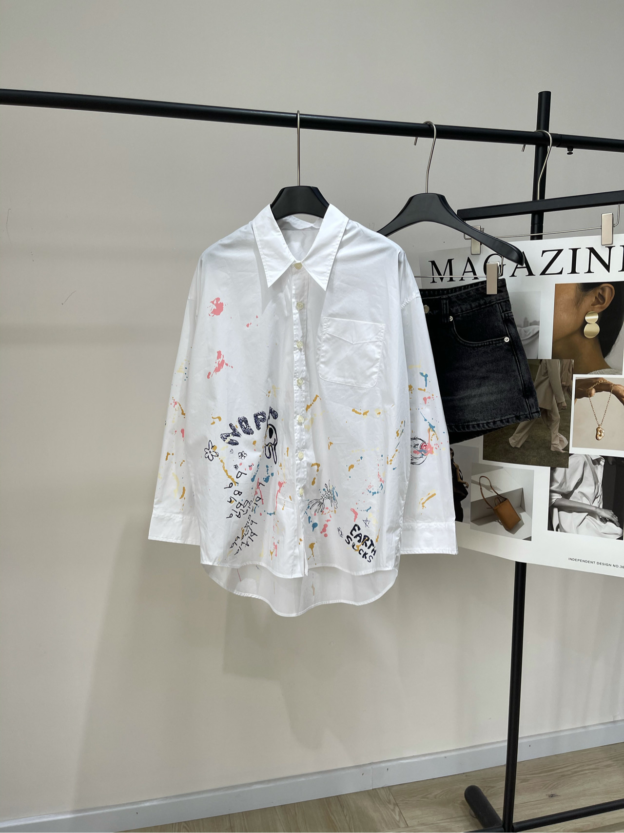 NO:483180,[R13 White Cartoon Graffiti Loose Version Shirt], fabric is cotton, color white *｜White Graffiti Shirt 25SS Early Autumn New Style is New!  In the fashionable multiverse, there are always some items that can instantly catch the eye. This shirt is designed with ink-splashed graffiti to show the unruly style of the brand. The loose mid-length style is not picky. Flat size S shoulder width 56, bust 134, back coat length 78, sleeve length 50 M shoulder width 57, bust 138, back coat length 79, sleeve length 51 L shoulder width 58, bust 142, back coat length 80, sleeve length 52. There will be 2~3cm errors in manual measurements, belong to the normal range, Shirts, alexander wang19860909【R13白色卡通涂鸦宽松版衬衫】 ,面料全棉 颜色白色 *｜白色涂鸦衬衫 25SS早秋新款上新！ 在时尚的多元宇宙里 总有一些单品能瞬间抓住眼球 这件衬衫衣身采用泼墨涂鸦的设计 展现出品牌不羁的风格 宽松中长款版型不挑人 平铺尺码 S肩宽56,胸围134,后衣长78,袖长50 M肩宽57,胸围138,后衣长79,袖长51 L肩宽58,胸围142,后衣长80,袖长52 手工测量会有2~3cm误差属于正常范围,,shirts,alexander wang,Women's clothing