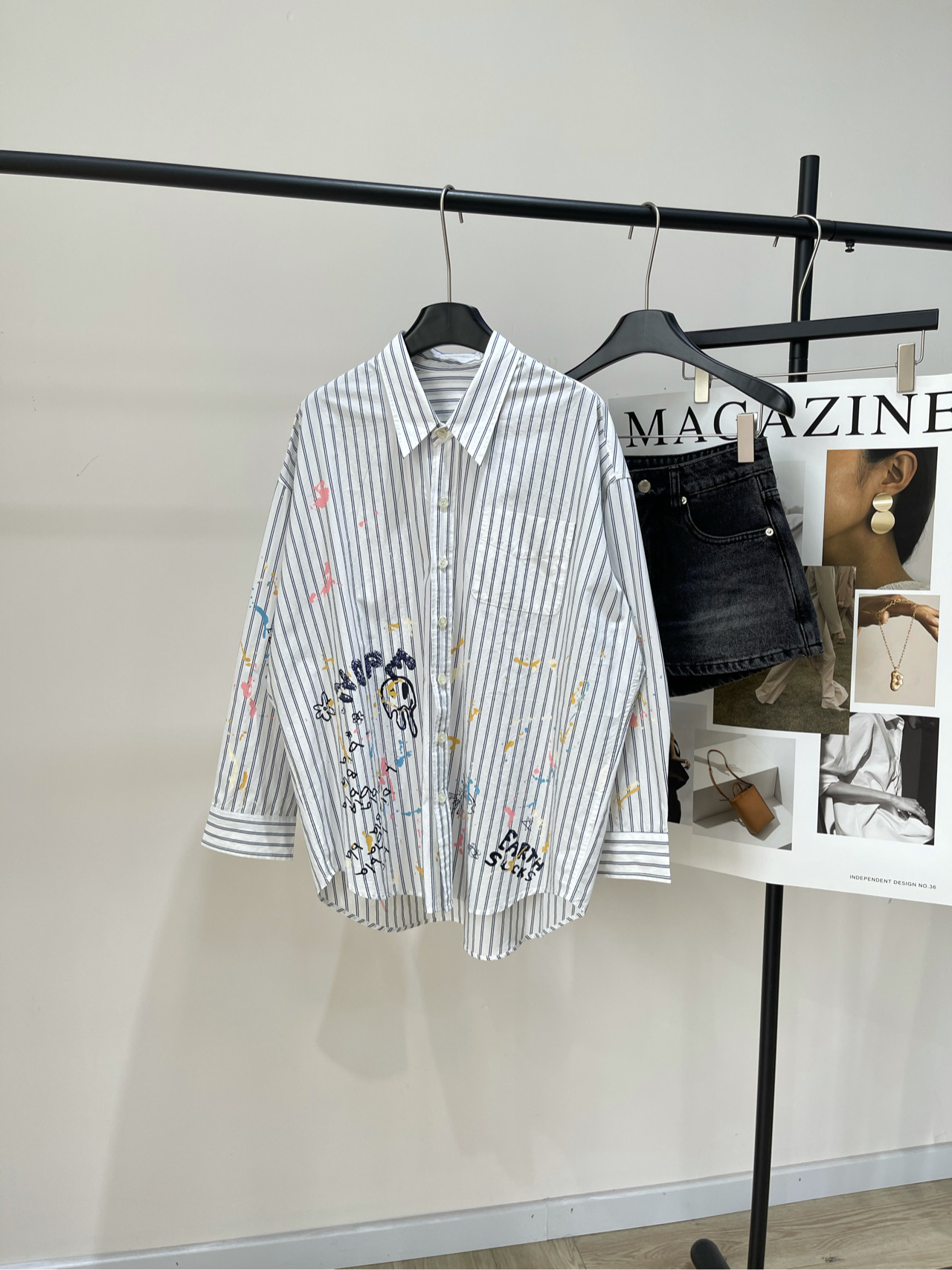 NO:483190,[R13 Blue and White Striped Graffiti Loose Version Shirt], fabric is all cotton, color blue and white stripes *｜Blue and White Striped Graffiti Shirt 25SS Early Autumn New Style is New!  In the fashionable multiverse, there are always some items that can instantly catch the eye. This shirt is designed with ink-splashed graffiti to show the unruly style of the brand. The loose mid-length style is not picky. Flat size S shoulder width 56, bust 134, back coat length 78, sleeve length 50 M shoulder width 57, bust 138, back coat length 79, sleeve length 51 L shoulder width 58, bust 142, back coat length 80, sleeve length 52. There will be 2~3cm errors in manual measurements, belong to the normal range, Shirts, alexander wang19860909【R13蓝白条纹涂鸦宽松版衬衫】 ,面料全棉 颜色蓝白条纹 *｜蓝白条纹涂鸦衬衫 25SS早秋新款上新！ 在时尚的多元宇宙里 总有一些单品能瞬间抓住眼球 这件衬衫衣身采用泼墨涂鸦的设计 展现出品牌不羁的风格 宽松中长款版型不挑人 平铺尺码 S肩宽56,胸围134,后衣长78,袖长50 M肩宽57,胸围138,后衣长79,袖长51 L肩宽58,胸围142,后衣长80,袖长52 手工测量会有2~3cm误差属于正常范围,,shirts,alexander wang,Women's clothing