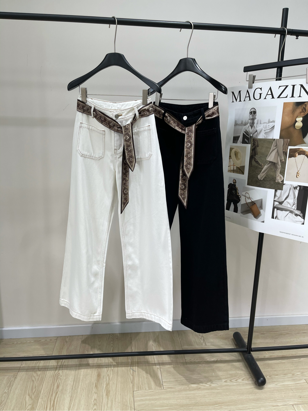 NO:483198,[Scarf belt denim trousers], fabric denim cotton, color white and black, niche designer brand, 25Fw early autumn new style, scarf double pocket jeans, different from the regular style, full of personality, absolutely king jeans on the upper body, the texture of the pants is really amazing, the high-waist loose style, the right trouser length, stretch the leg lines to create neat and long legs!  The huge slimness is the top leader who covers the flesh and looks slimming when paired with loose wide-leg pants. It is both A and cool. You can easily wear it with various tops in daily life to create a fashionable feeling~ Flat size S waist 66, hip 98, trouser length 106 M waist 70, hip 102, trouser length 107 L waist 74, hip 106, trouser length 108 Manual measurement will have 2~3cm errors within the normal range, jeans, alexander wang19860909【丝巾腰带牛仔长裤】 ,面料牛仔棉 颜色白色、黑色 小众设计师品牌 25Fw早秋新款 丝巾双口袋牛仔裤 区别于常规款 个性感十足 上身绝对王炸牛仔裤 裤型质感真的绝了 高腰宽松的版型 恰好的裤长 拉伸腿部线条 营造利落大长腿！ 巨显瘦在搭配宽松的阔腿裤版型就是遮肉显瘦的一把手了 又A又飒 日常搭配各种上衣都能轻松穿出时尚达人感～ 平铺尺码 S腰围66,臀围98,裤长106 M腰围70,臀围102,裤长107 L腰围74,臀围106,裤长108 手工测量会有2~3cm误差属于正常范围,,jeans,alexander wang,Women's clothing