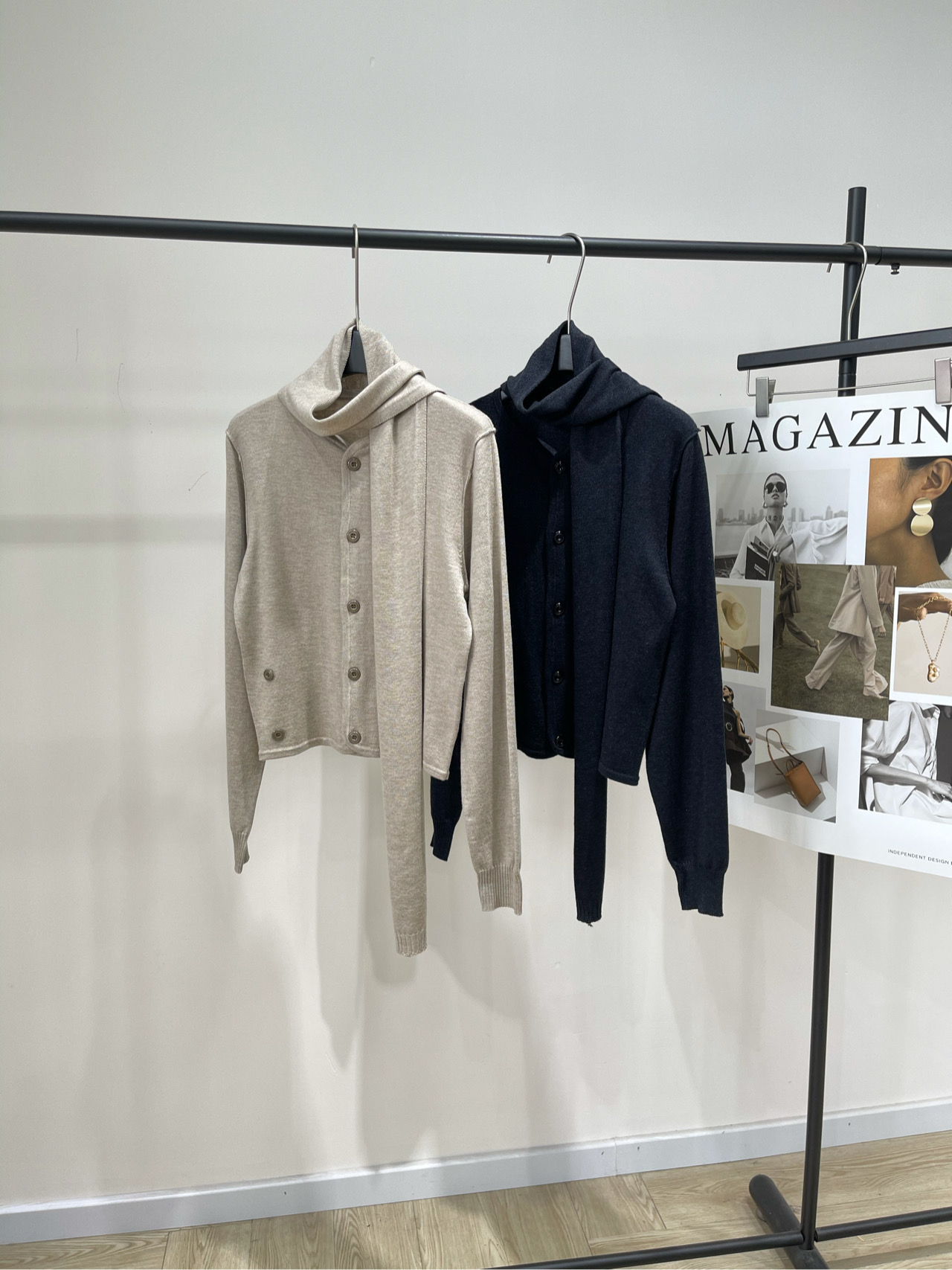 NO:483202,[LM Personalized Button Scarf Cardigan], fabric Tencel Wool Color Oat Color, Gray Black Lemaire Sweater is so easy to wear!  Fashionable intellectual style｜Lemaire is a representative of the super slack feeling, just like Lemaire's soul leader Sarah-Linh. It always has a sense of randomness, freedom, unruly 'Who Cares' in its brand. This is also the source of the collision between intelligence and fashion. The side buttons can be tied at will, with many ways to wear them, full of personality. Flat size S shoulder width 39, bust 90 elasticity, garment length 51, sleeve length 65 M shoulder width 40, bust 94 elasticity, garment length 52, sleeve length 66 L shoulder width 41, bust 98 elasticity, garment length 53, sleeve length 67. There will be 2~3cm errors in manual measurements, belong to the normal range, alexander wang19860909【LM个性纽扣围巾开衫】 ,面料天丝羊毛 颜色燕麦色、灰黑色 lemaire 针织衫太好穿了吧！ 时髦知识分子风｜ Lemaire是超绝松弛感的代表 跟Lemaire的灵魂领军人物Sarah-Linh一样 其品牌身上总有种 率性 自由 不羁的“Who Cares”感 这也是知性和时髦碰撞的来源 侧面纽扣可随意系上,多种穿法,个性十足 平铺尺码 S肩宽39,胸围90弹力,衣长51,袖长65 M肩宽40,胸围94弹力,衣长52,袖长66 L肩宽41,胸围98弹力,衣长53,袖长67 手工测量会有2~3cm误差属于正常范围,,alexander wang,Women's clothing