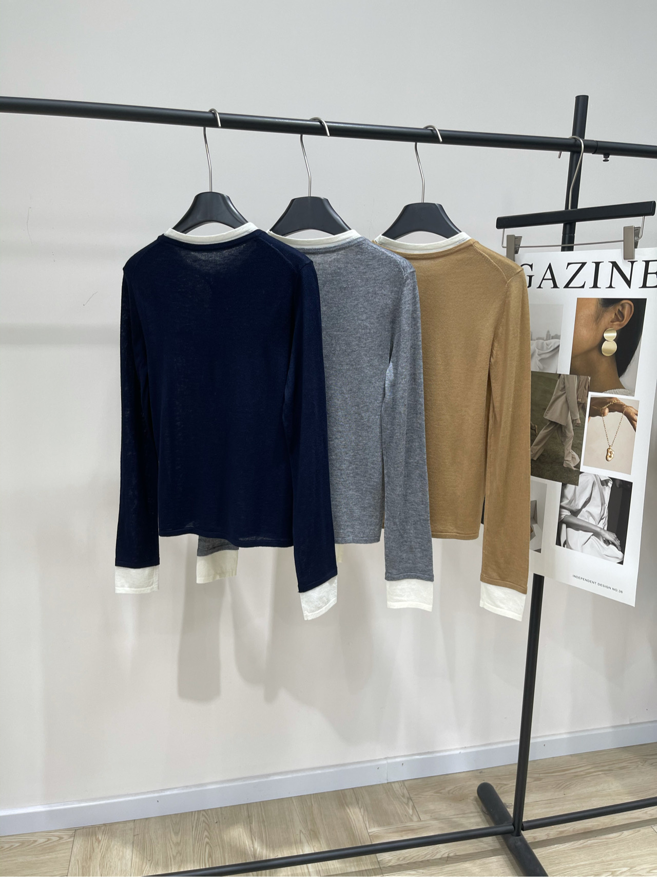 【M假两件徽标圆领羊毛针织衫】🔺，面料：羊毛混纺颜色：卡其色、灰色、藏蓝🆕Miumi* 25Fw早秋新款