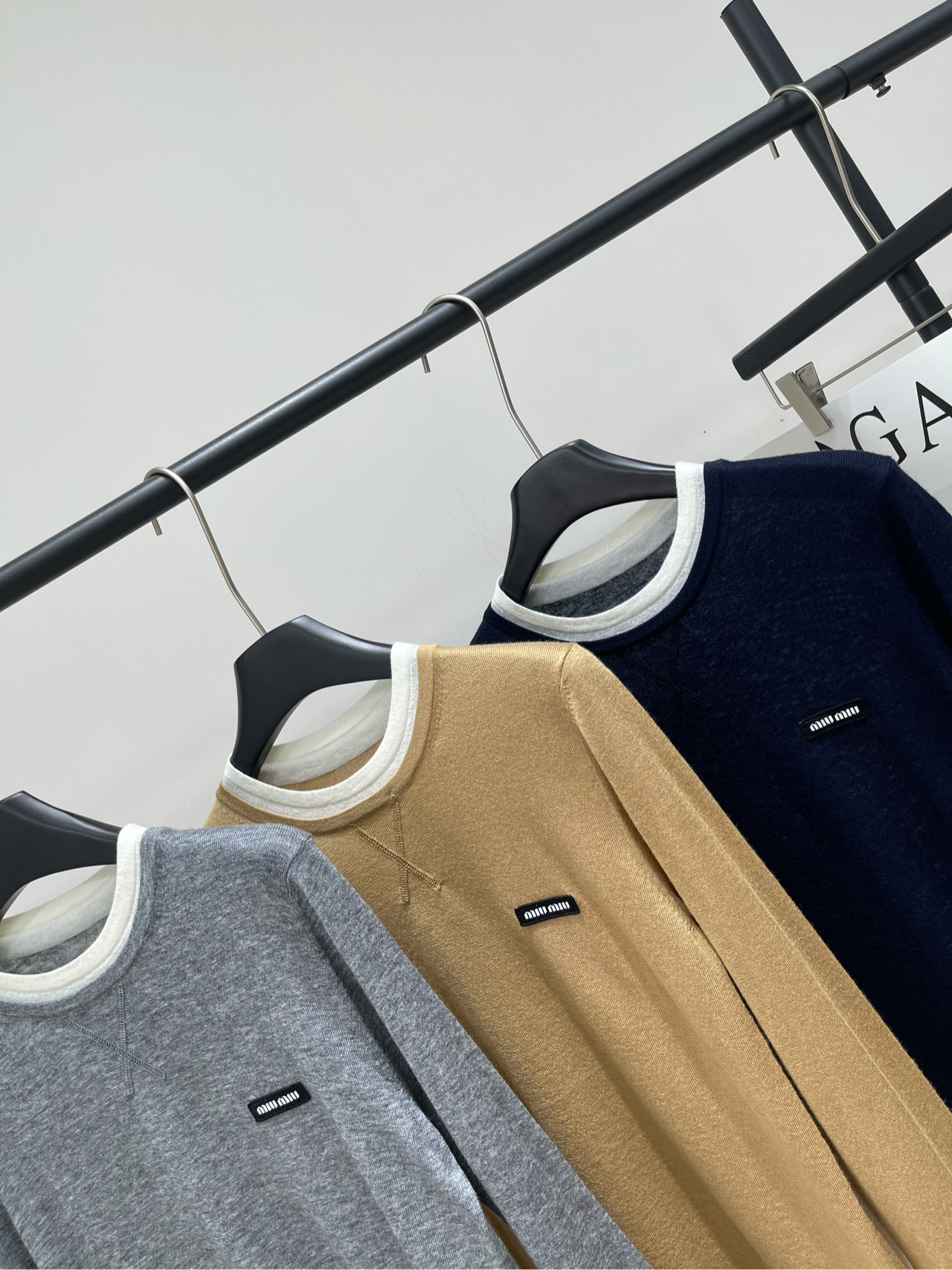 【M假两件徽标圆领羊毛针织衫】🔺，面料：羊毛混纺颜色：卡其色、灰色、藏蓝🆕Miumi* 25Fw早秋新款