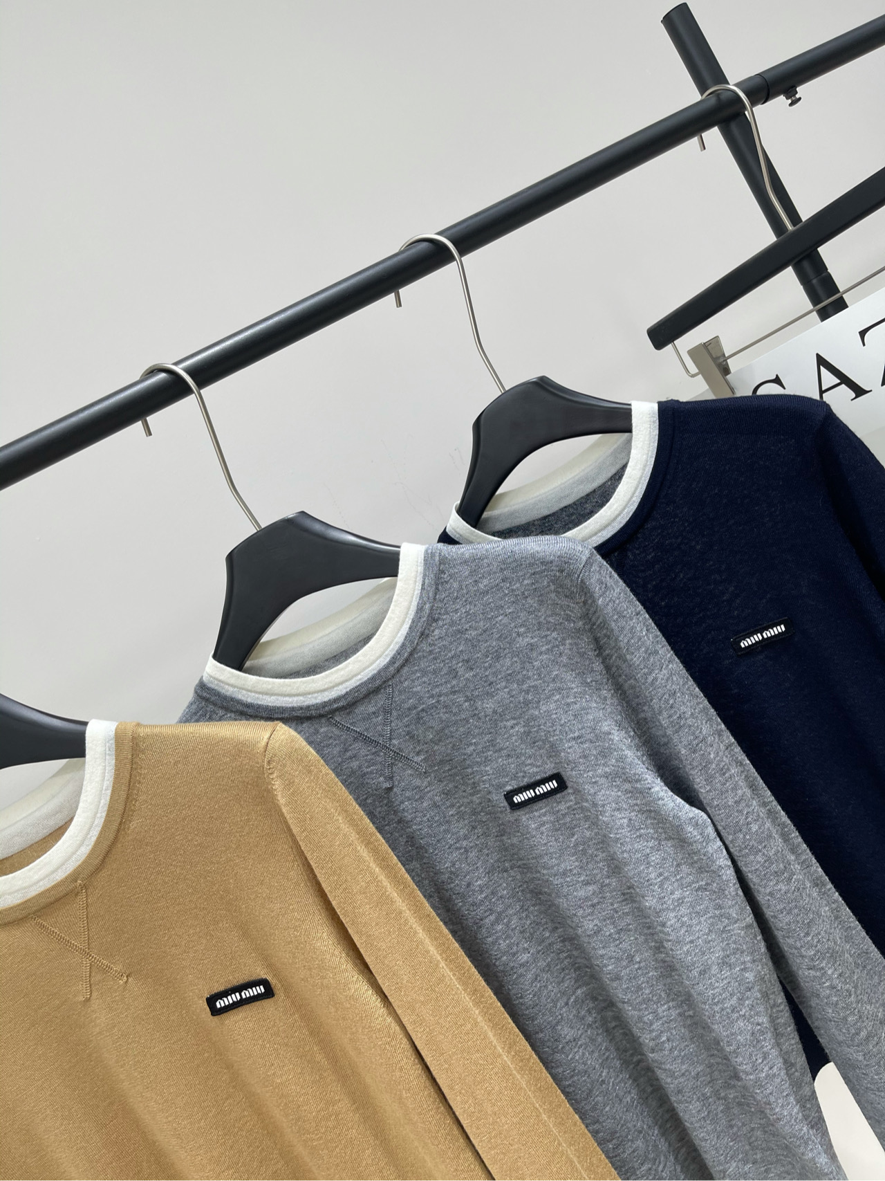 【M假两件徽标圆领羊毛针织衫】🔺，面料：羊毛混纺颜色：卡其色、灰色、藏蓝🆕Miumi* 25Fw早秋新款