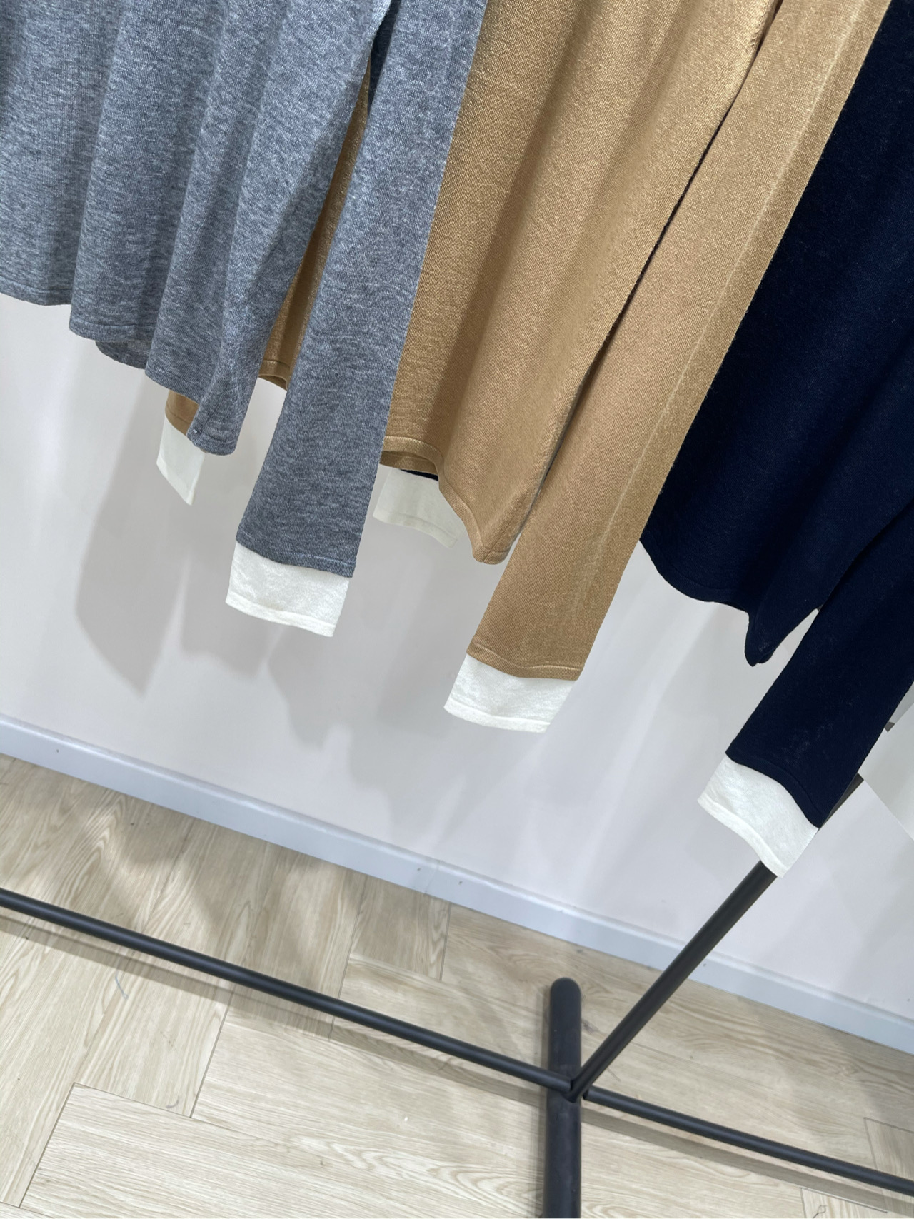 【M假两件徽标圆领羊毛针织衫】🔺，面料：羊毛混纺颜色：卡其色、灰色、藏蓝🆕Miumi* 25Fw早秋新款