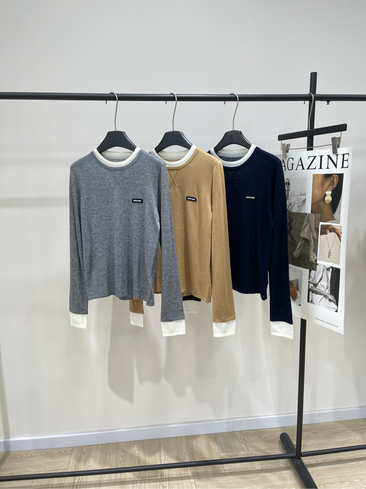 【M假两件徽标圆领羊毛针织衫】🔺，面料：羊毛混纺颜色：卡其色、灰色、藏蓝🆕Miumi* 25Fw早秋新款