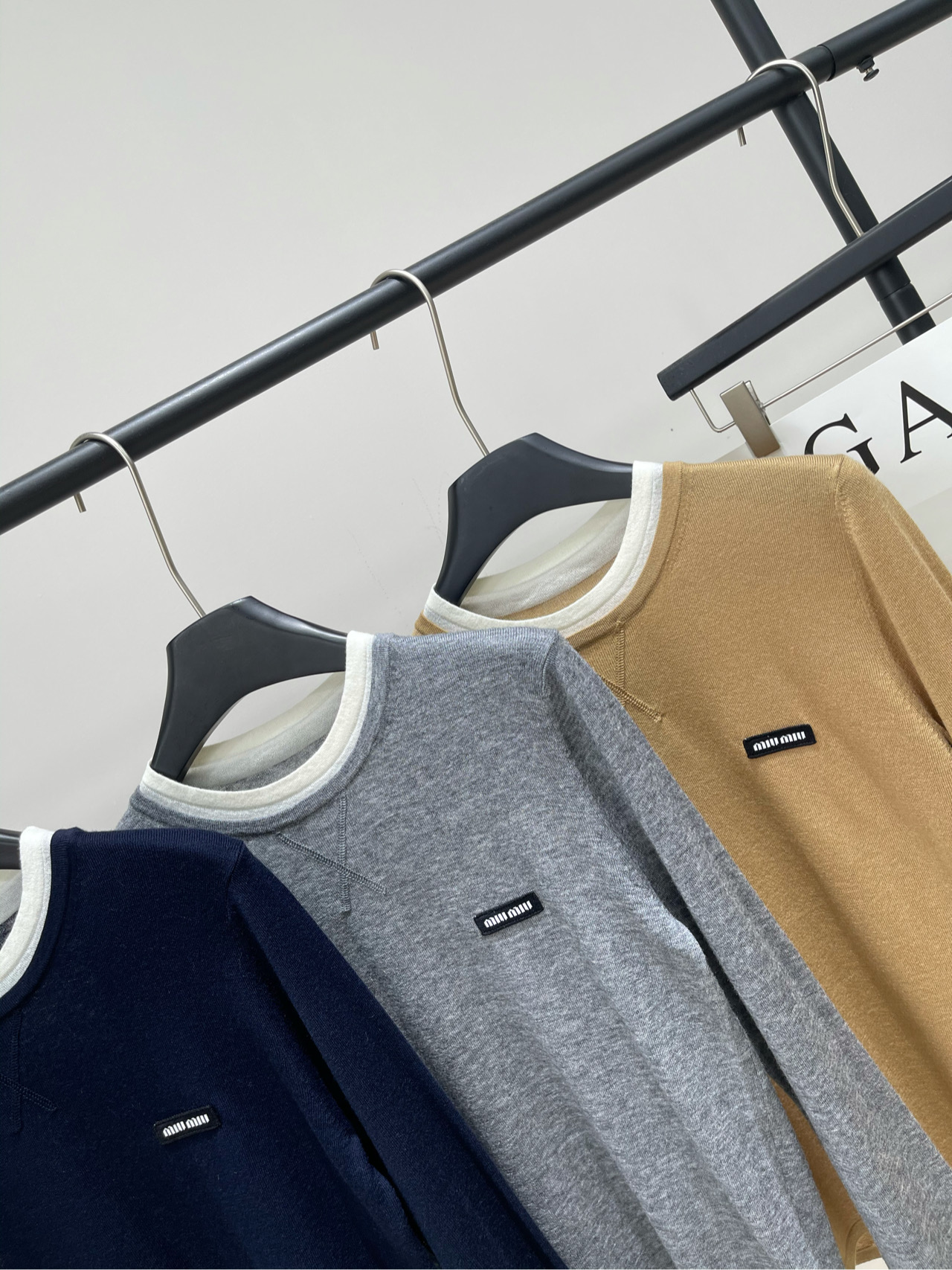 【M假两件徽标圆领羊毛针织衫】🔺，面料：羊毛混纺颜色：卡其色、灰色、藏蓝🆕Miumi* 25Fw早秋新款