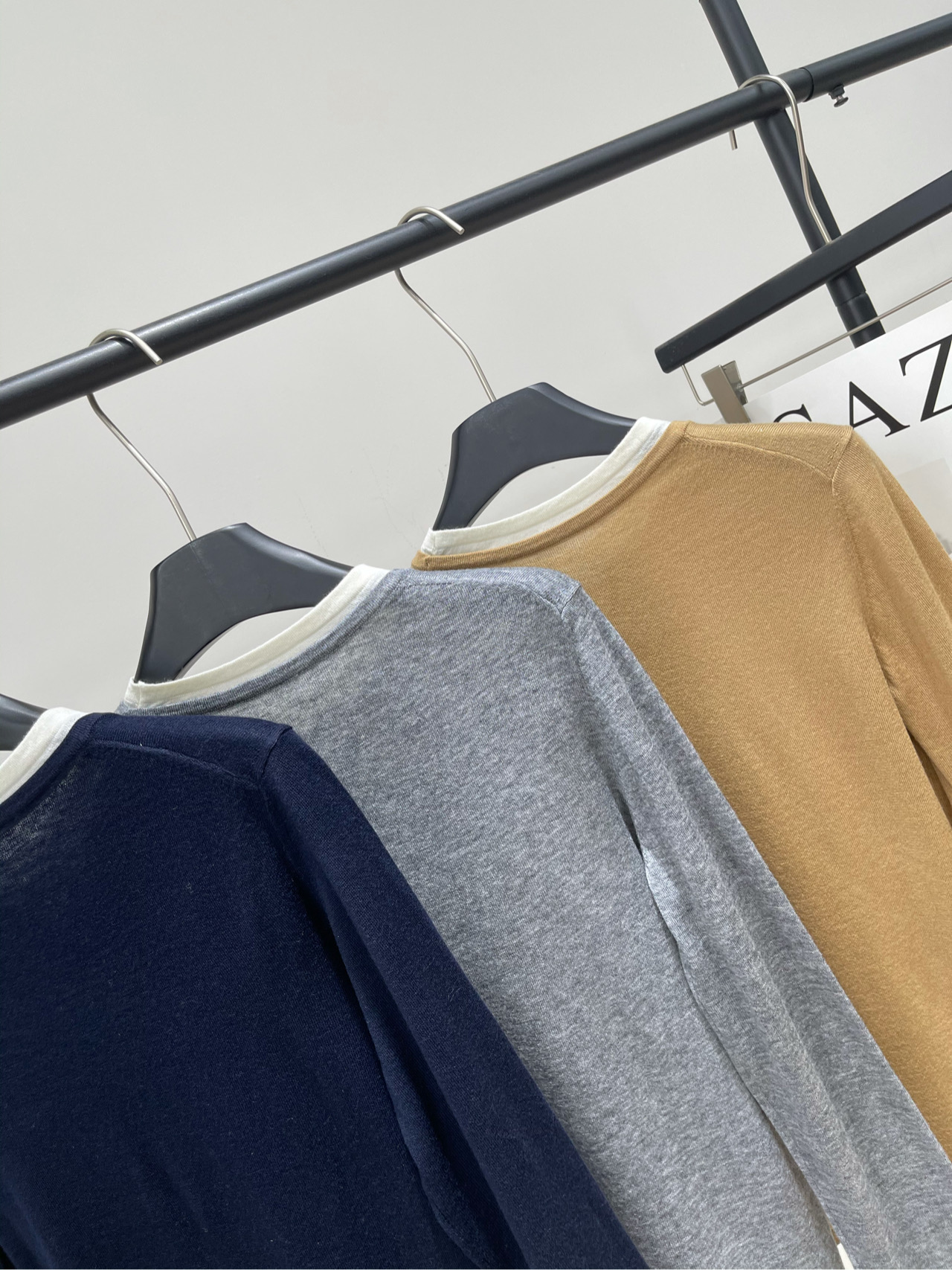 【M假两件徽标圆领羊毛针织衫】🔺，面料：羊毛混纺颜色：卡其色、灰色、藏蓝🆕Miumi* 25Fw早秋新款