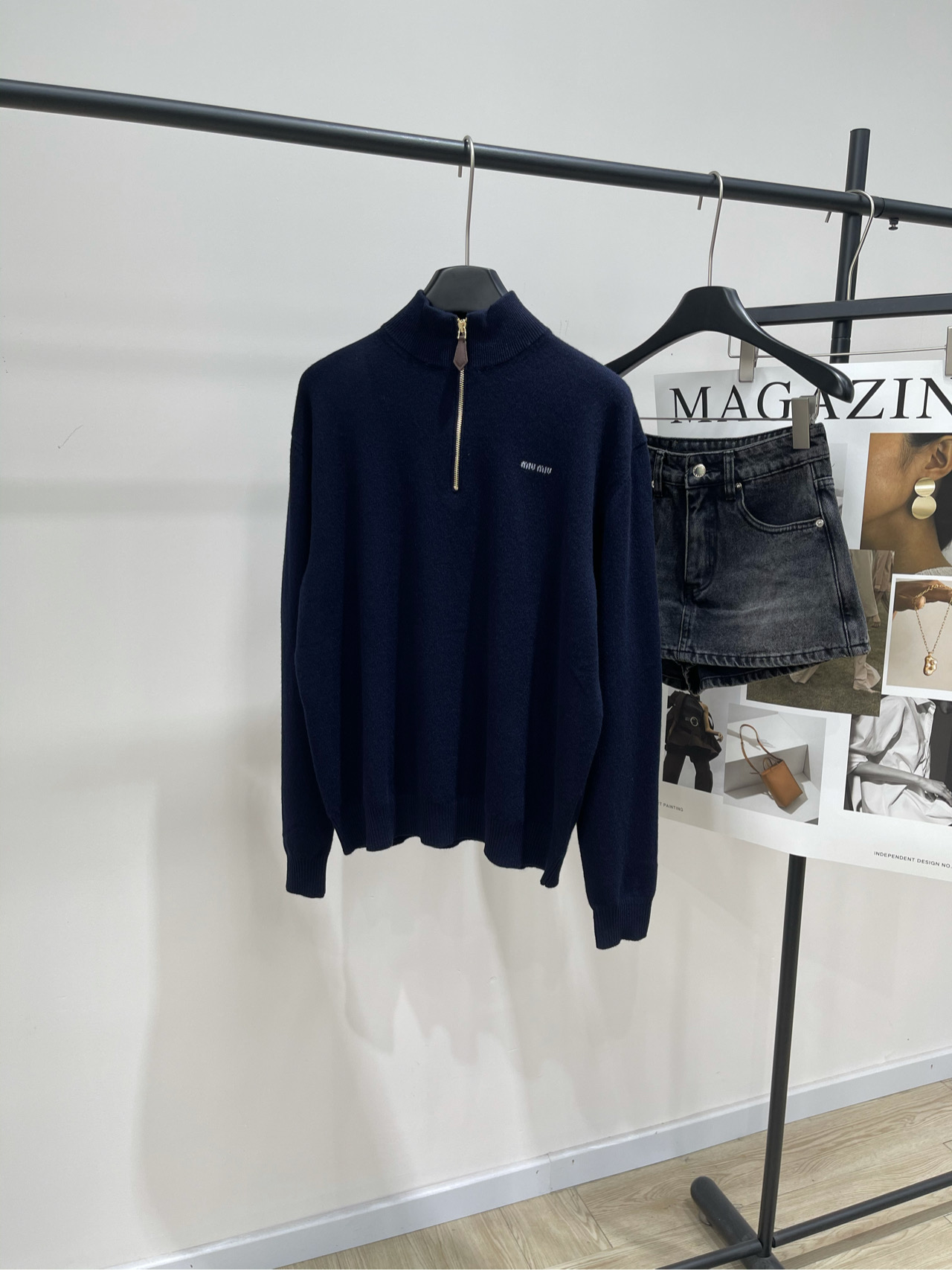 NO:485115,[M Hidden Blue Half Zipper Patch Cashmere Sweater], Fabric Cashmere Blended Color Hidden Blue *｜Cashmere and Leather Semi Zipper Sweater 25SS Early Autumn New Style!  Soft cashmere shapes the smooth outline of this sweater. The exquisite zipper details and leather patches add a multi-functional and elegant appearance. The contrasting color inlay logo makes it look more unique. Flat size S shoulder width 46, bust 110 elastic, garment length 61, sleeve length 61 M shoulder width 47, bust 114 elastic, garment length 62, sleeve length 62 L shoulder width 48, bust 118 elastic, garment length 63, sleeve length 63. Manual measurement will have 2~3cm errors within the normal range, sweaters, alexander wang19860909【M藏蓝半拉链补丁羊绒毛衣】 ,面料羊绒混纺 颜色藏蓝 *｜羊绒和皮革半拉链毛衣 25SS早秋新款上新！ 柔软的羊绒塑造了这款毛衣的流畅轮廓 精致的拉链细节 和皮革贴片增添了多功能的高雅外观 撞色嵌花徽标更显独特 平铺尺码 S肩宽46,胸围110弹力,衣长61,袖长61 M肩宽47,胸围114弹力,衣长62,袖长62 L肩宽48,胸围118弹力,衣长63,袖长63 手工测量会有2~3cm误差属于正常范围,,sweaters,alexander wang,Women's clothing