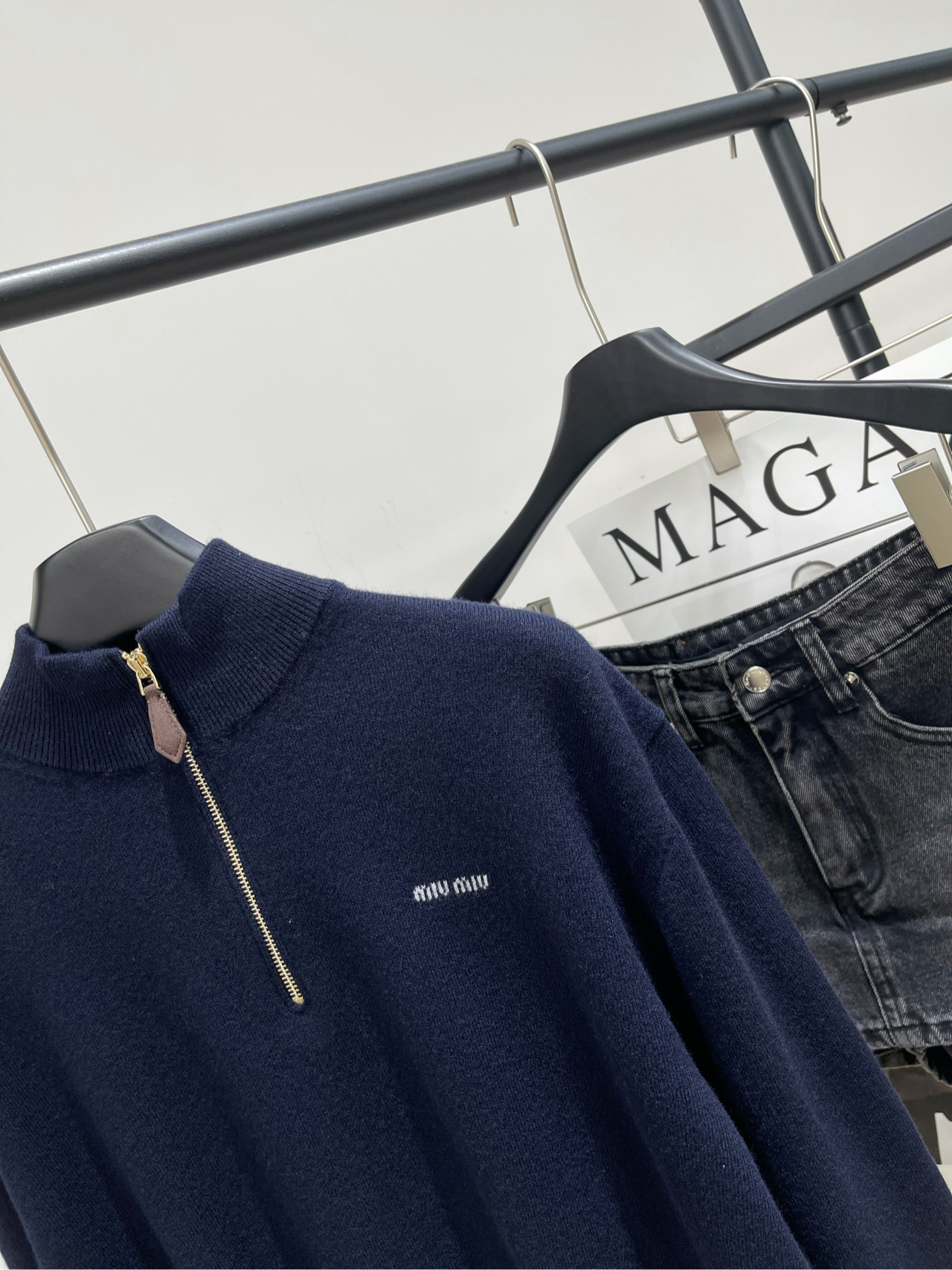 【M藏蓝半拉链补丁羊绒毛衣】🔺，面料：羊绒混纺颜色：藏蓝𝐌𝐈𝐔 𝐌𝐈*｜羊绒和皮革半拉链毛衣25SS早秋