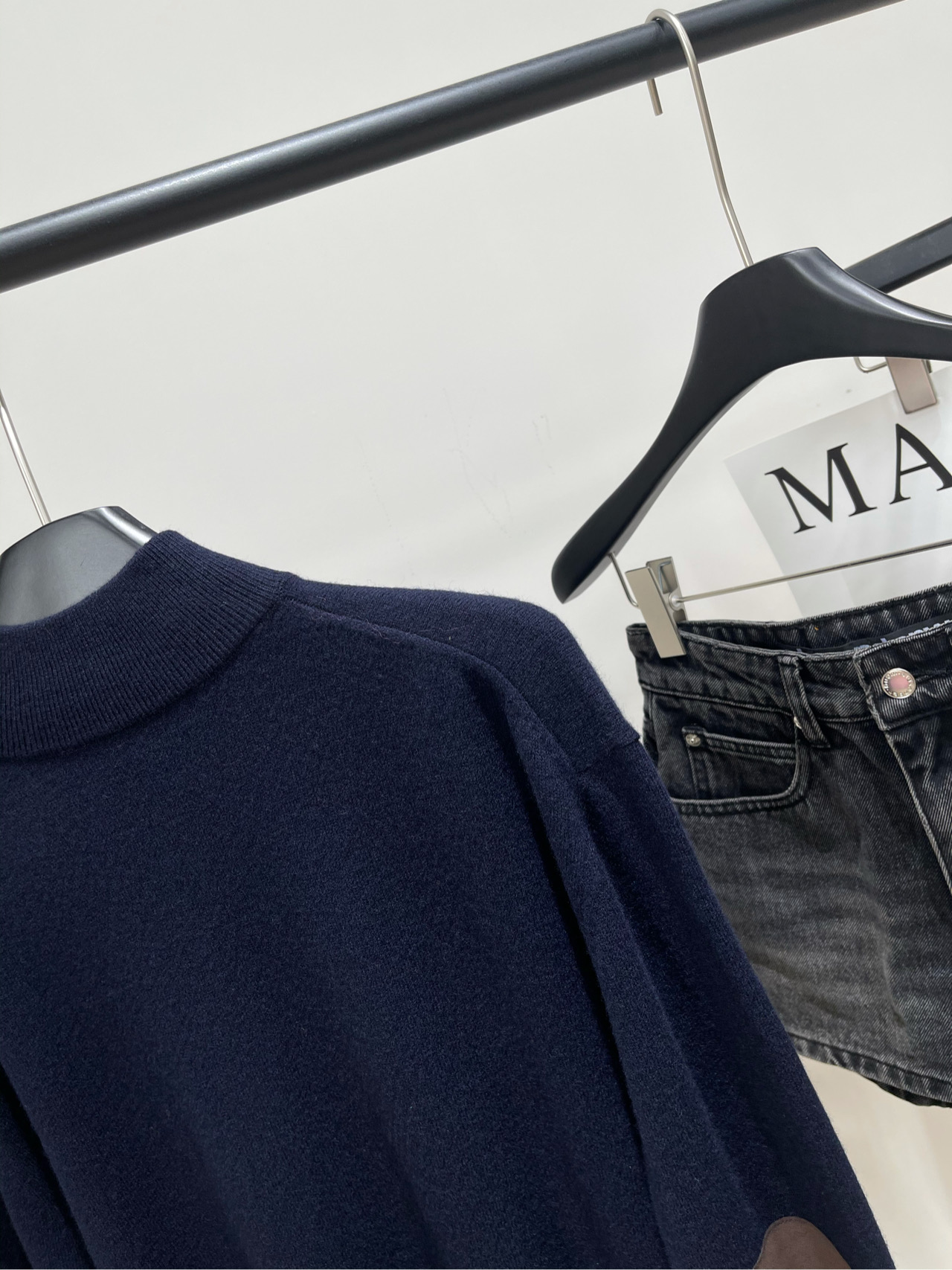 【M藏蓝半拉链补丁羊绒毛衣】🔺，面料：羊绒混纺颜色：藏蓝𝐌𝐈𝐔 𝐌𝐈*｜羊绒和皮革半拉链毛衣25SS早秋